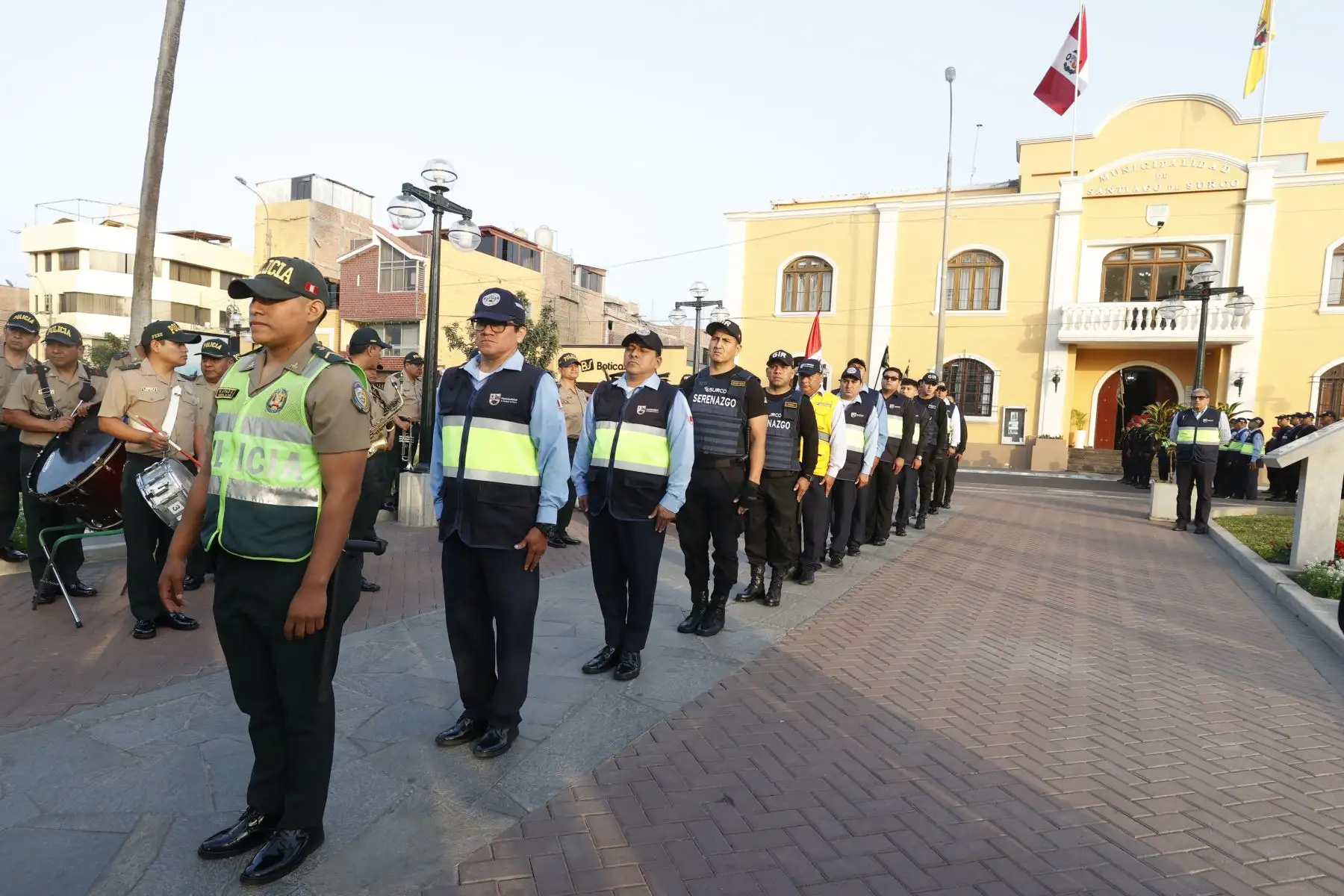 La Policía Nacional del Perú, realiza reconocimiento al personal policial pertenecientes a la comisaría PNP “Sagitario”, quienes en una rápida y valiente acción, en conjunto con agentes del serenazgo de Surco capturaron a los presuntos autores de un sonado caso de sicariato. Foto: ANDINA/Vidal Tarqui
