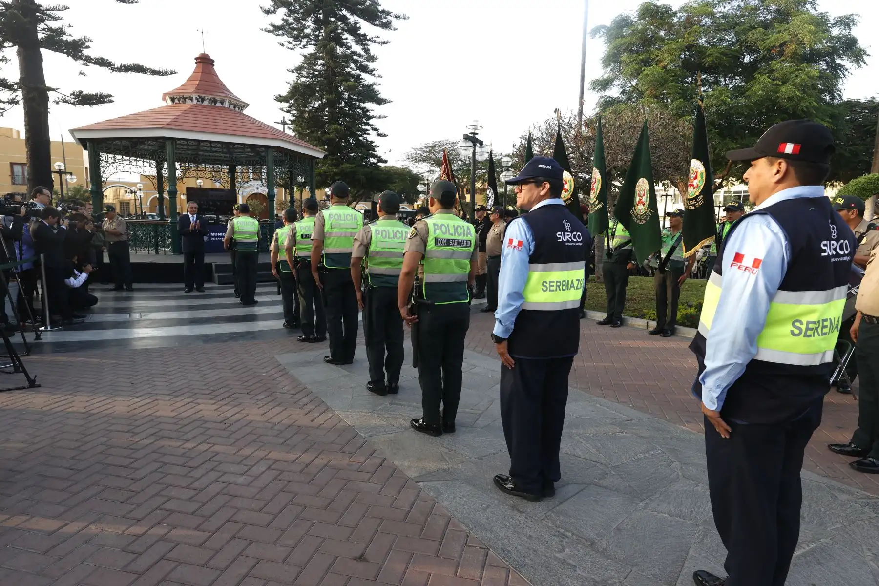 La Policía Nacional del Perú, realiza reconocimiento al personal policial pertenecientes a la comisaría PNP “Sagitario”, quienes en una rápida y valiente acción, en conjunto con agentes del serenazgo de Surco capturaron a los presuntos autores de un sonado caso de sicariato. Foto: ANDINA/Vidal Tarqui
