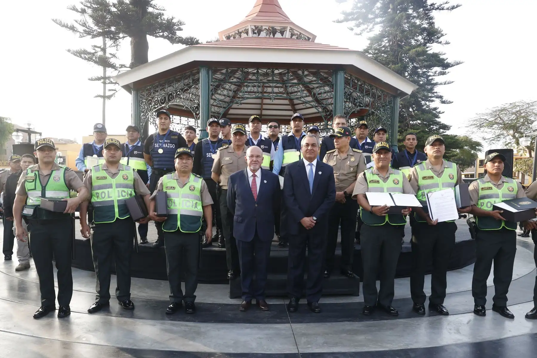 La Policía Nacional del Perú, realiza reconocimiento al personal policial pertenecientes a la comisaría PNP “Sagitario”, quienes en una rápida y valiente acción, en conjunto con agentes del serenazgo de Surco capturaron a los presuntos autores de un sonado caso de sicariato. Foto: ANDINA/Vidal Tarqui