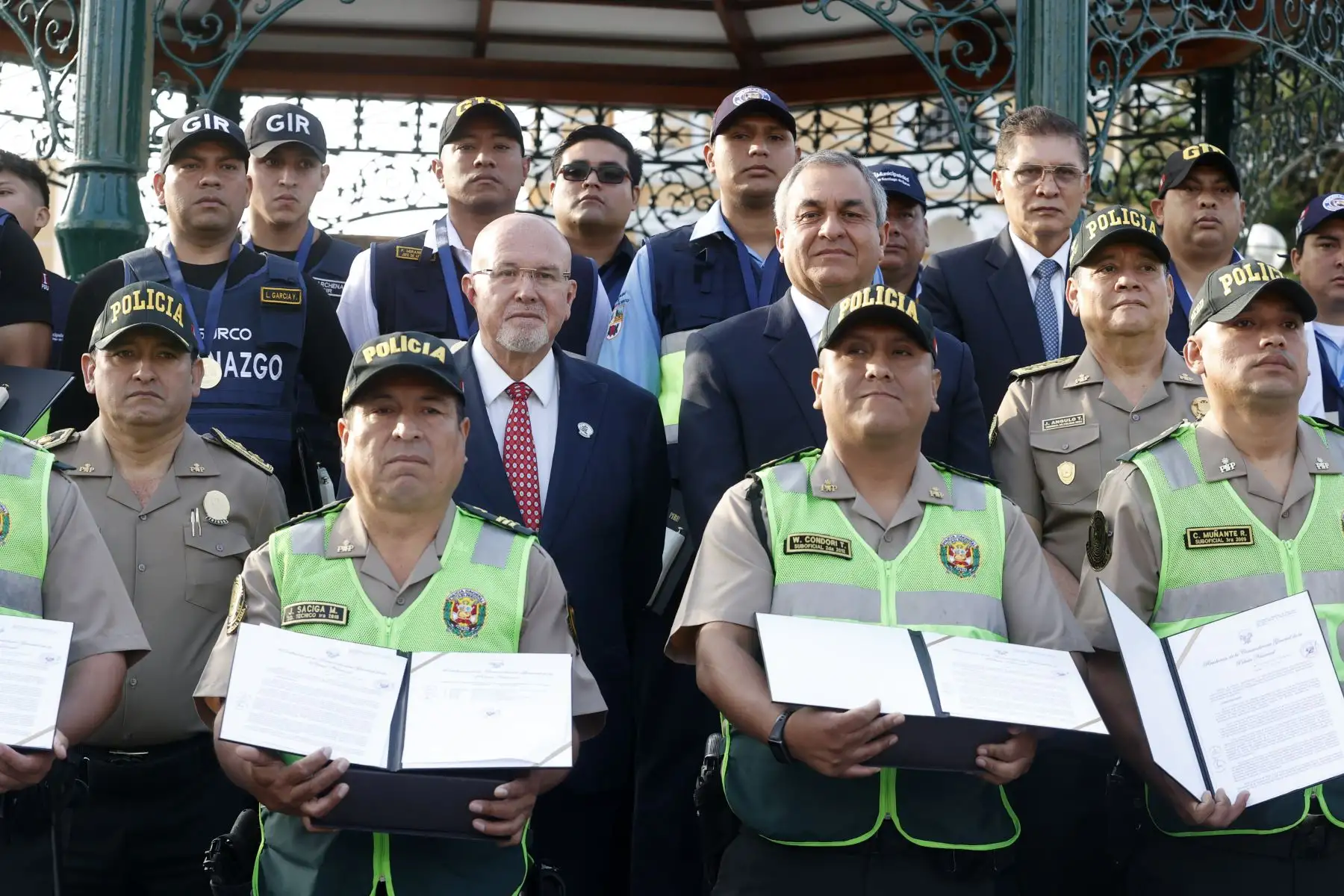 La Policía Nacional del Perú, realiza reconocimiento al personal policial pertenecientes a la comisaría PNP “Sagitario”, quienes en una rápida y valiente acción, en conjunto con agentes del serenazgo de Surco capturaron a los presuntos autores de un sonado caso de sicariato. Foto: ANDINA/Vidal Tarqui