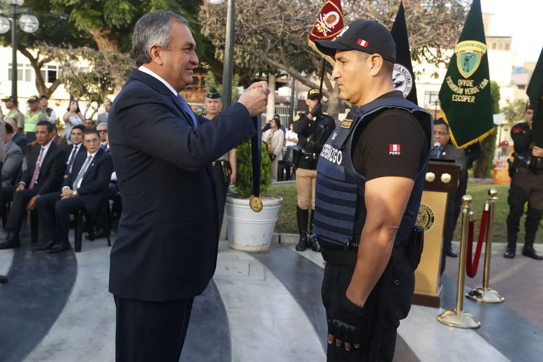 La Policía Nacional del Perú, realiza reconocimiento al personal policial pertenecientes a la comisaría PNP “Sagitario”, quienes en una rápida y valiente acción, en conjunto con agentes del serenazgo de Surco capturaron a los presuntos autores de un sonado caso de sicariato. Foto: ANDINA/Vidal Tarqui