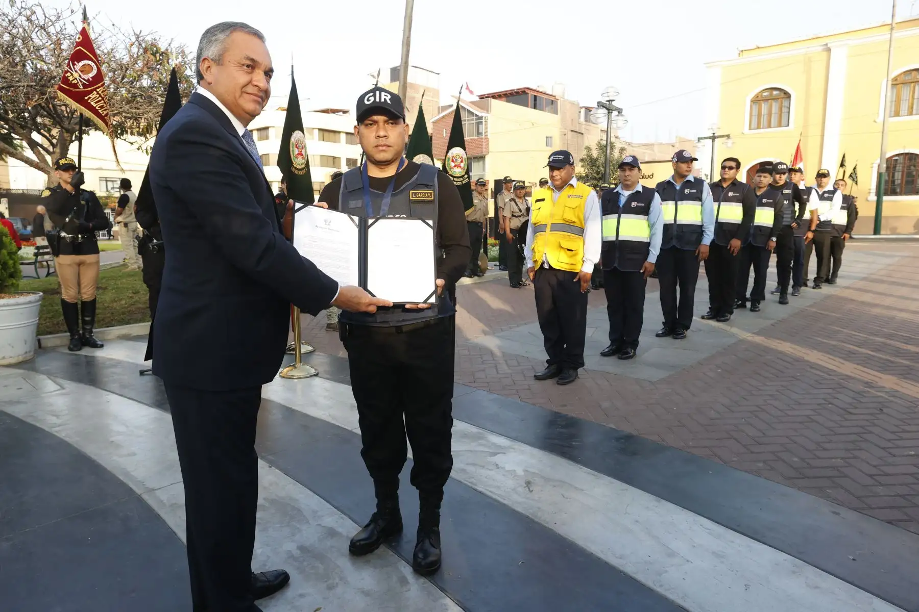 La Policía Nacional del Perú, realiza reconocimiento al personal policial pertenecientes a la comisaría PNP “Sagitario”, quienes en una rápida y valiente acción, en conjunto con agentes del serenazgo de Surco capturaron a los presuntos autores de un sonado caso de sicariato. Foto: ANDINA/Vidal Tarqui