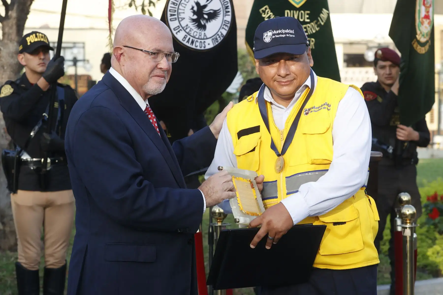 La Policía Nacional del Perú, realiza reconocimiento al personal policial pertenecientes a la comisaría PNP “Sagitario”, quienes en una rápida y valiente acción, en conjunto con agentes del serenazgo de Surco capturaron a los presuntos autores de un sonado caso de sicariato. Foto: ANDINA/Vidal Tarqui