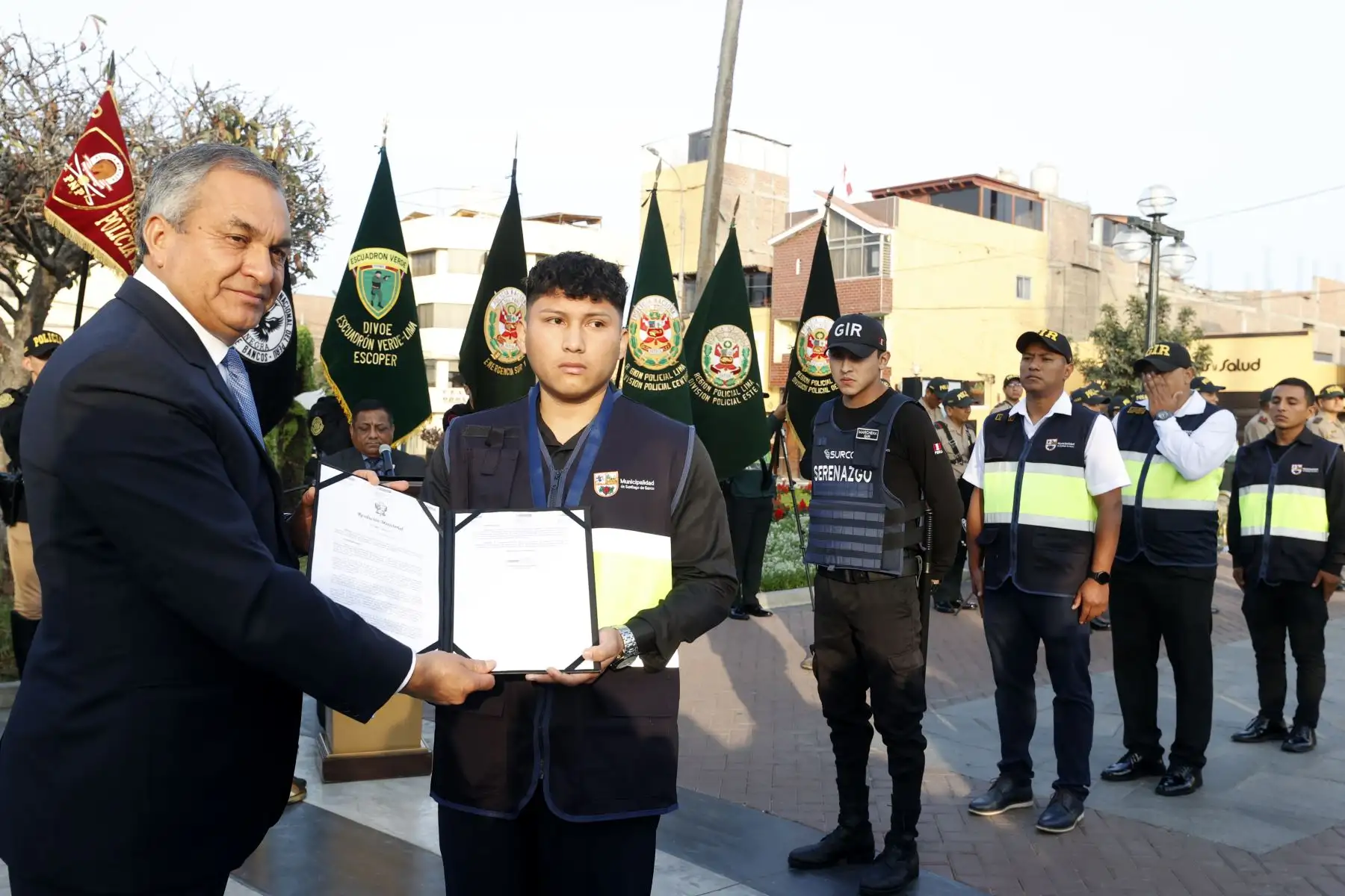 La Policía Nacional del Perú, realiza reconocimiento al personal policial pertenecientes a la comisaría PNP “Sagitario”, quienes en una rápida y valiente acción, en conjunto con agentes del serenazgo de Surco capturaron a los presuntos autores de un sonado caso de sicariato. Foto: ANDINA/Vidal Tarqui