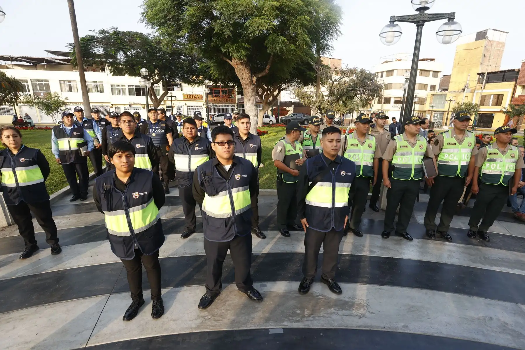 La Policía Nacional del Perú, realiza reconocimiento al personal policial pertenecientes a la comisaría PNP “Sagitario”, quienes en una rápida y valiente acción, en conjunto con agentes del serenazgo de Surco capturaron a los presuntos autores de un sonado caso de sicariato. Foto: ANDINA/Vidal Tarqui