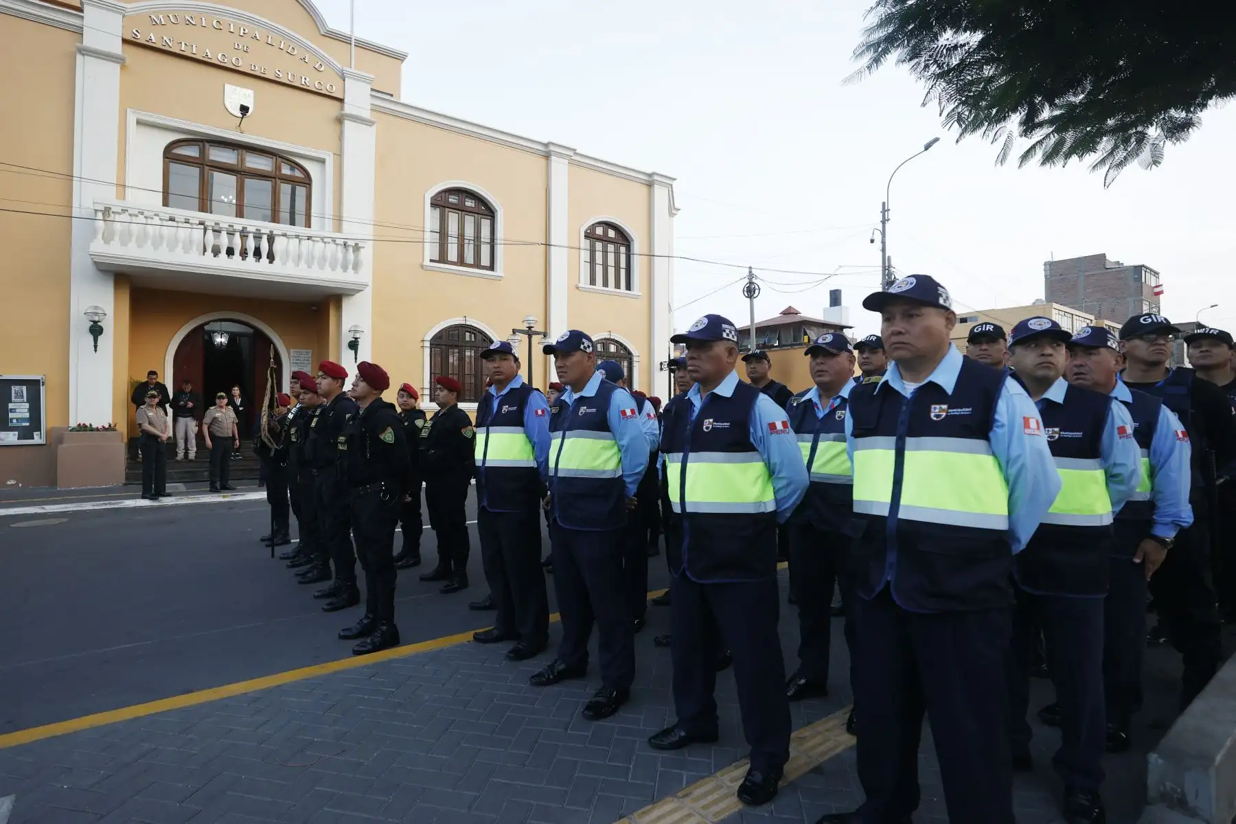 La Policía Nacional del Perú, realiza reconocimiento al personal policial pertenecientes a la comisaría PNP “Sagitario”, quienes en una rápida y valiente acción, en conjunto con agentes del serenazgo de Surco capturaron a los presuntos autores de un sonado caso de sicariato. Foto: ANDINA/Vidal Tarqui