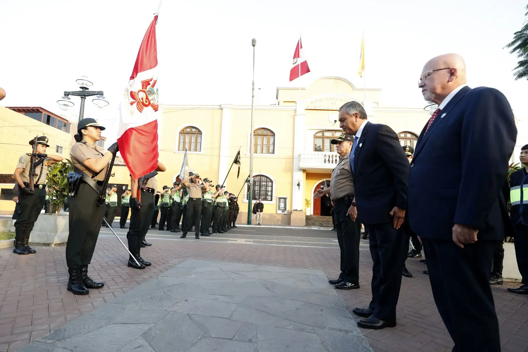 La Policía Nacional del Perú, realiza reconocimiento al personal policial pertenecientes a la comisaría PNP “Sagitario”, quienes en una rápida y valiente acción, en conjunto con agentes del serenazgo de Surco capturaron a los presuntos autores de un sonado caso de sicariato. Foto: ANDINA/Vidal Tarqui