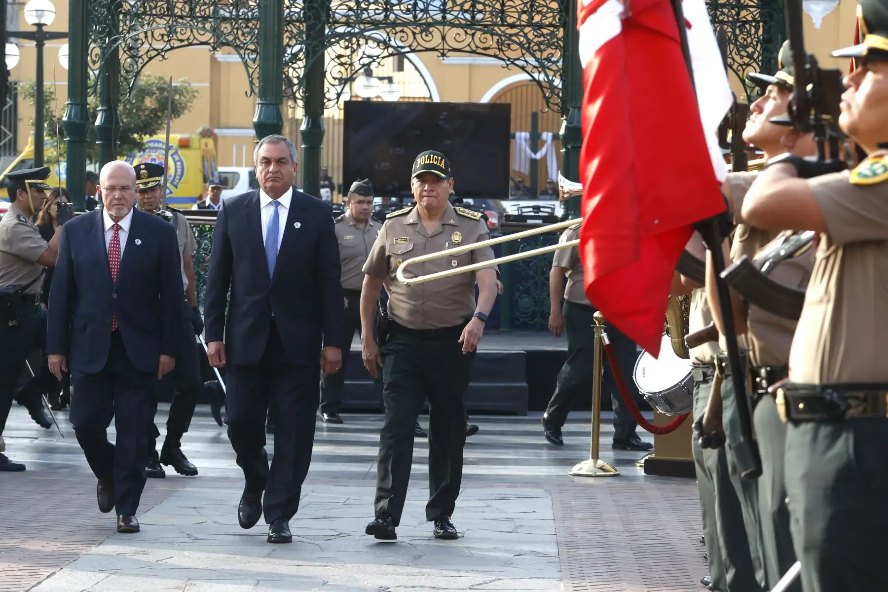 La Policía Nacional del Perú, realiza reconocimiento al personal policial pertenecientes a la comisaría PNP “Sagitario”, quienes en una rápida y valiente acción, en conjunto con agentes del serenazgo de Surco capturaron a los presuntos autores de un sonado caso de sicariato. Foto: ANDINA/Vidal Tarqui