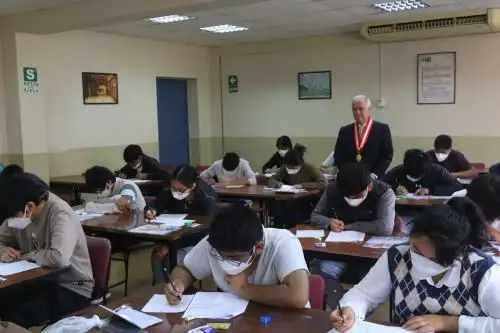 El miércoles 16 de agosto los postulantes rendirán el examen de matemática y el viernes 18 de agosto la prueba de física y química. ANDINA/Héctor Vinces