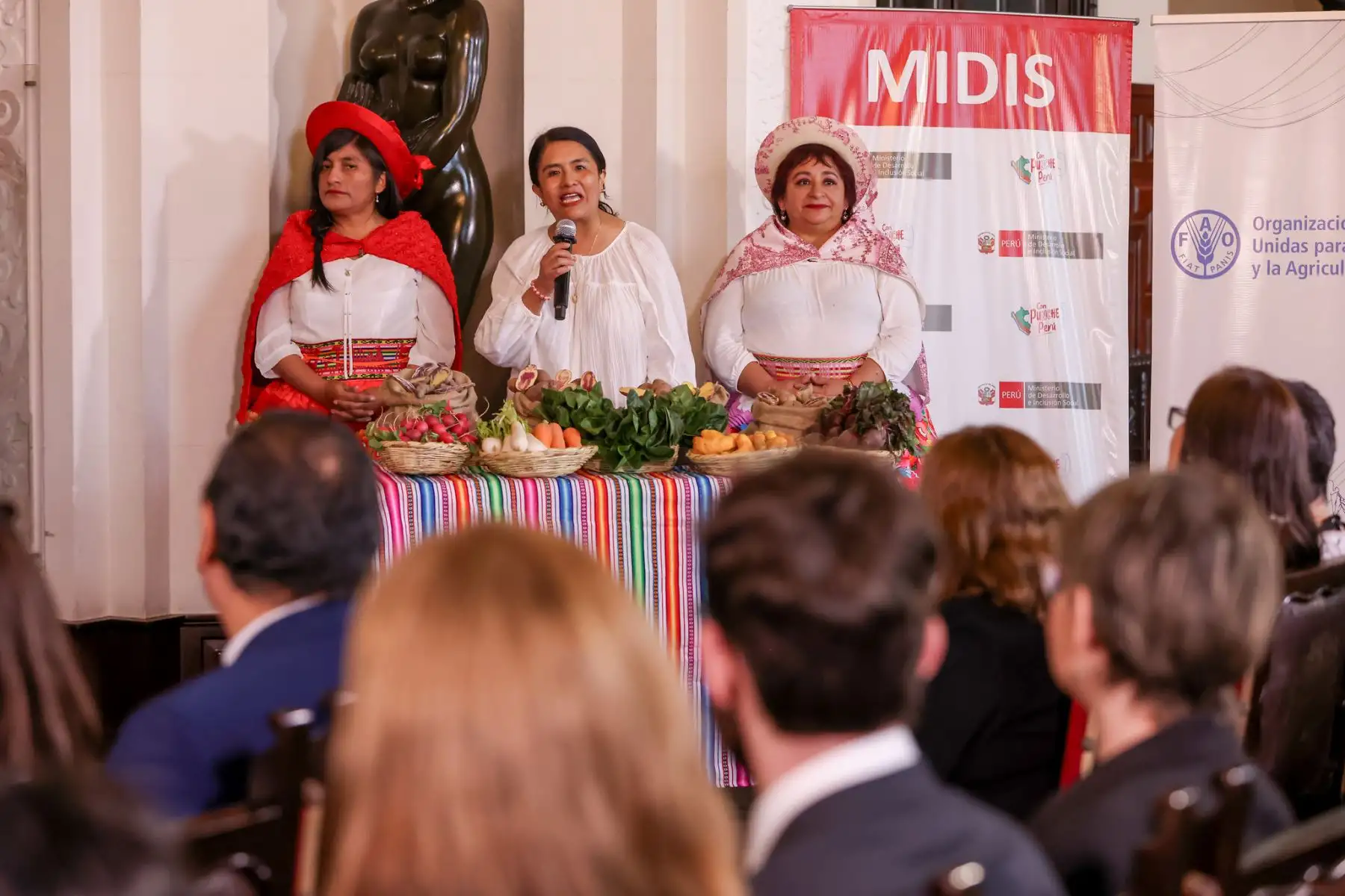 La presidenta de la República, Dina Boluarte, participa en la ceremonia de inicio de la misión técnica de Escuelas Sostenibles Perú, en el marco de la Red de Alimentación Escolar Sostenible, en Palacio de Gobierno. Foto: ANDINA/Prensa Presidencia