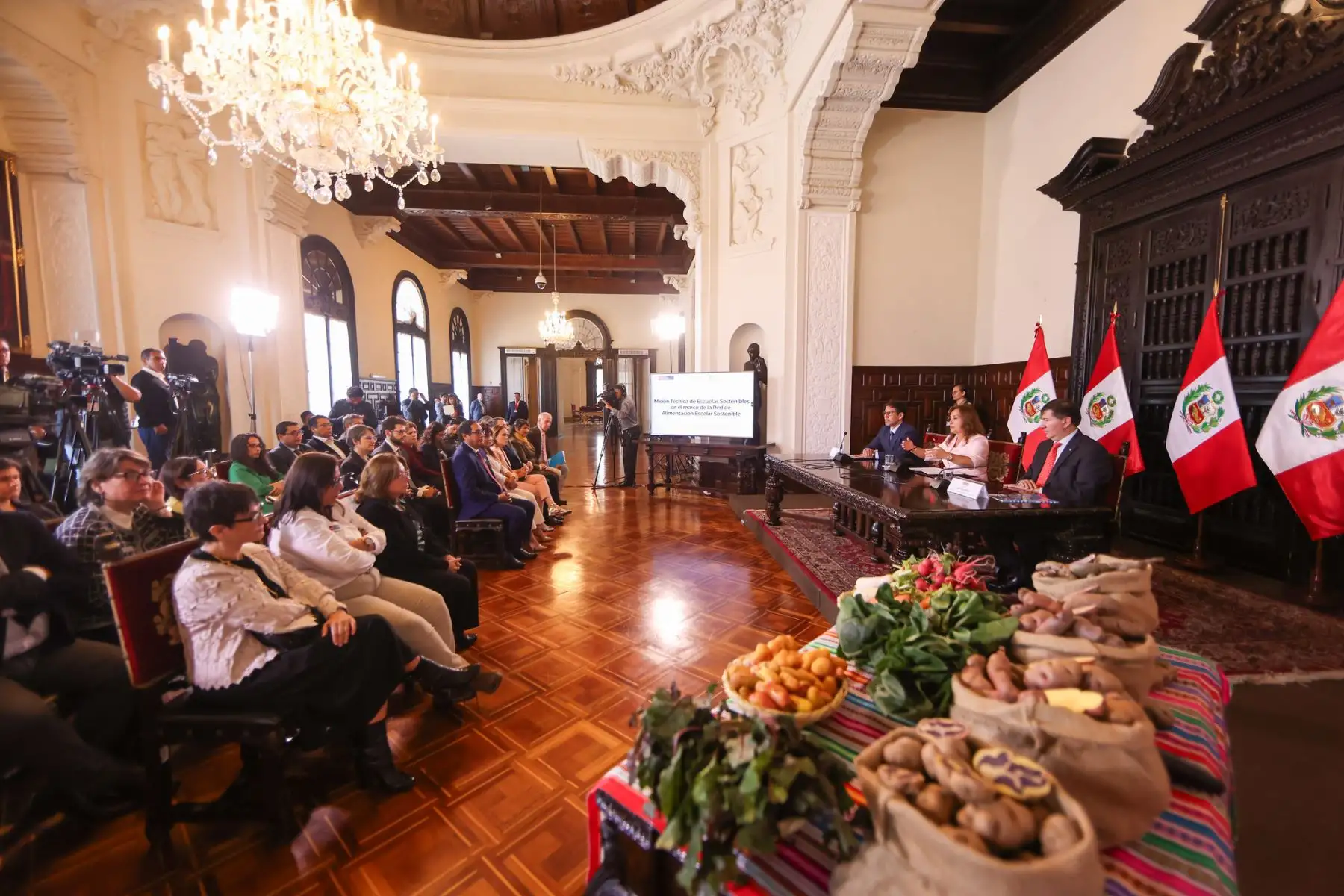 La presidenta de la República, Dina Boluarte, participa en la ceremonia de inicio de la misión técnica de Escuelas Sostenibles Perú, en el marco de la Red de Alimentación Escolar Sostenible, en Palacio de Gobierno. Foto: ANDINA/Prensa Presidencia