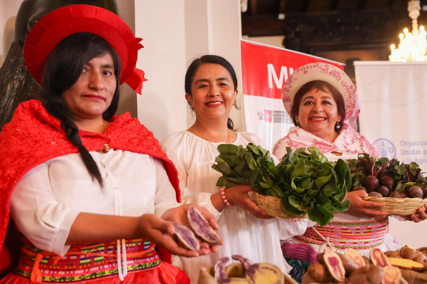 La presidenta de la República, Dina Boluarte, participa en la ceremonia de inicio de la misión técnica de Escuelas Sostenibles Perú, en el marco de la Red de Alimentación Escolar Sostenible, en Palacio de Gobierno. Foto: ANDINA/Prensa Presidencia