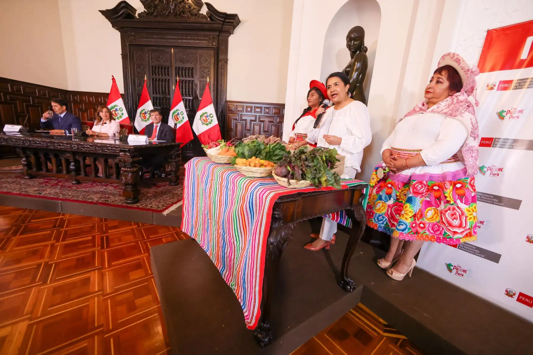 La presidenta de la República, Dina Boluarte, participa en la ceremonia de inicio de la misión técnica de Escuelas Sostenibles Perú, en el marco de la Red de Alimentación Escolar Sostenible, en Palacio de Gobierno. Foto: ANDINA/Prensa Presidencia