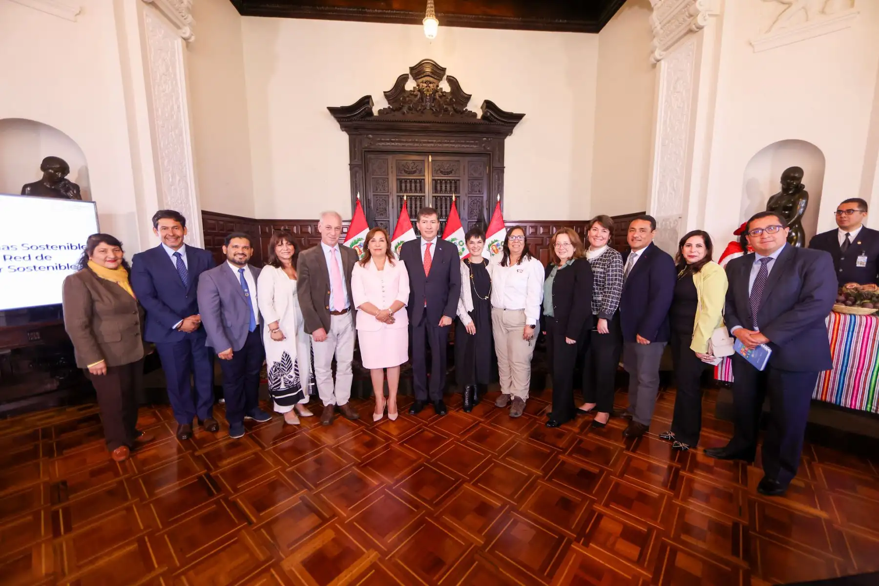 La presidenta de la República, Dina Boluarte, participa en la ceremonia de inicio de la misión técnica de Escuelas Sostenibles Perú, en el marco de la Red de Alimentación Escolar Sostenible, en Palacio de Gobierno. Foto: ANDINA/Prensa Presidencia