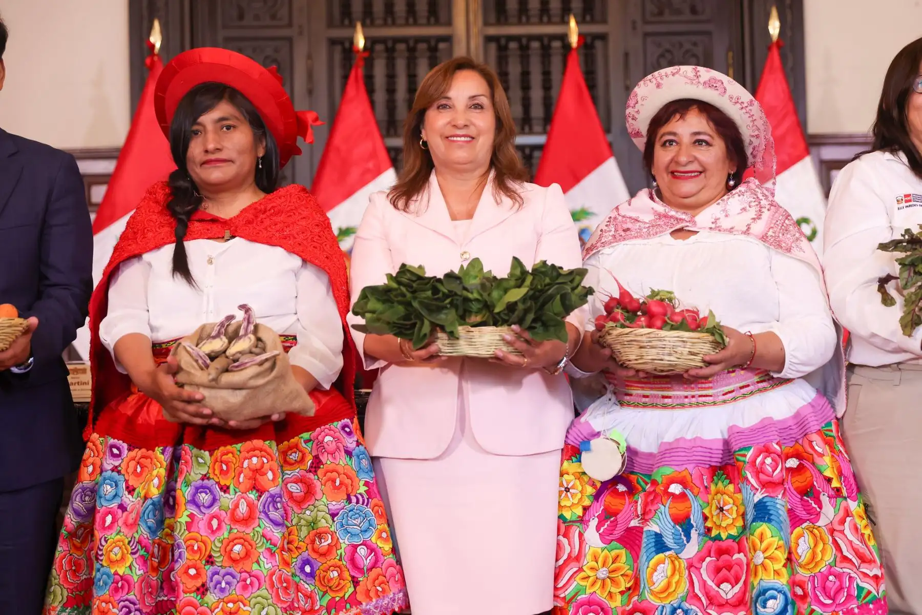 La presidenta de la República, Dina Boluarte, participa en la ceremonia de inicio de la misión técnica de Escuelas Sostenibles Perú, en el marco de la Red de Alimentación Escolar Sostenible, en Palacio de Gobierno. Foto: ANDINA/Prensa Presidencia