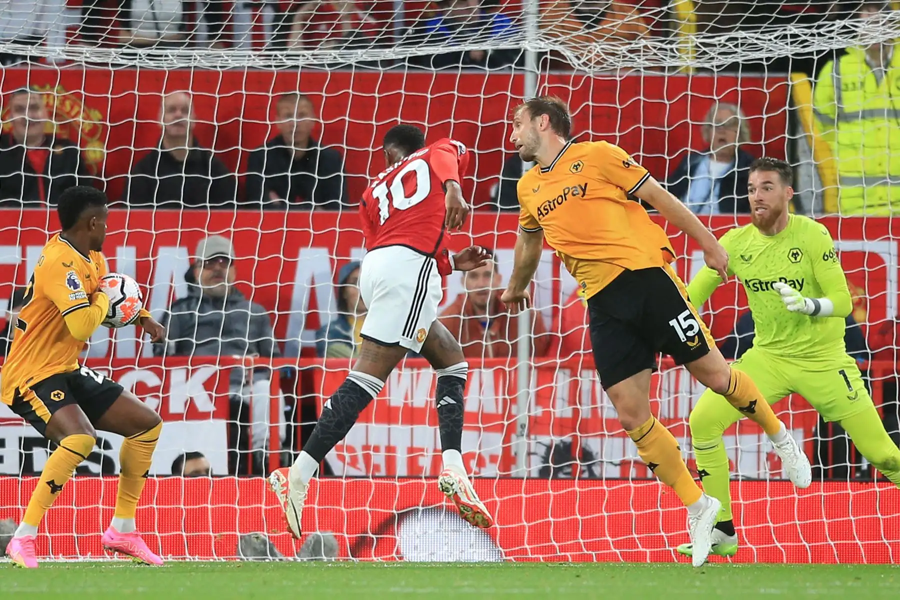 Manchester United derrotó por 1-0 al Wolverhampton Wanderers en el estadio Old Trafford en Manchester, para la Premier League de Inglaterra. Foto: AFP
