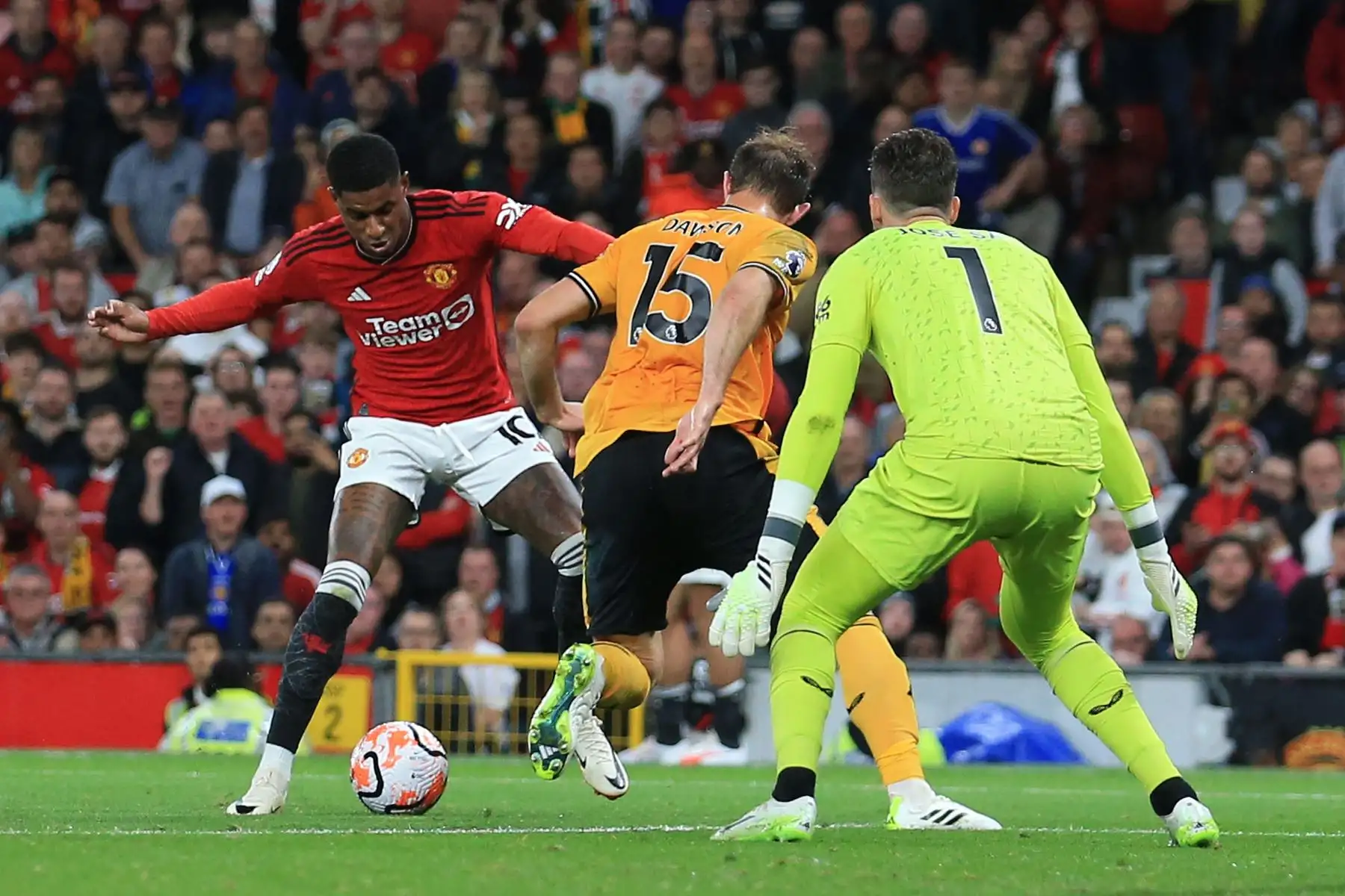 Manchester United derrotó por 1-0 al Wolverhampton Wanderers en el estadio Old Trafford en Manchester, para la Premier League de Inglaterra. Foto: AFP