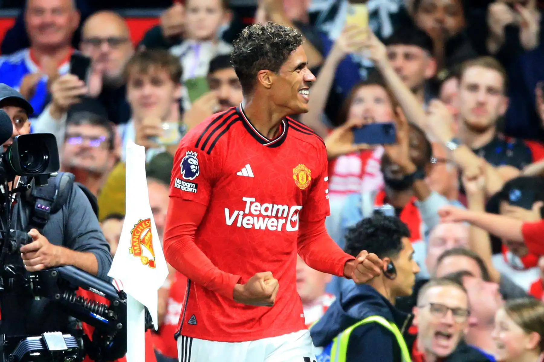 Con anotación del defensor francés Raphael Varane, Manchester United derrotó por 1-0 al Wolverhampton Wanderers en el estadio Old Trafford en Manchester, para la Premier League de Inglaterra. Foto: AFP