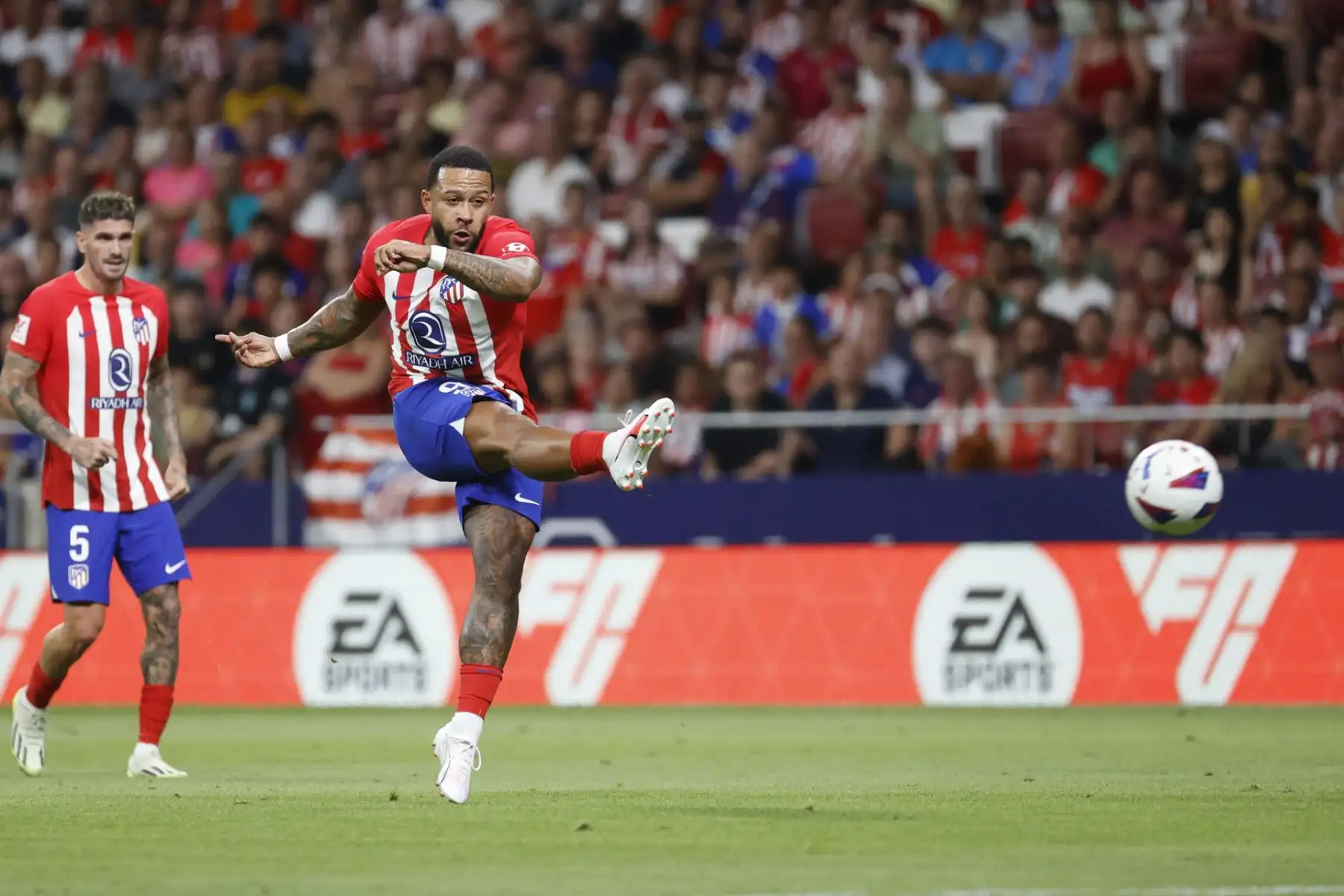 El delantero del Atlético Madrid, Memphis Depay, anotó el segundo gol ante el Granada por La Liga de España, en el estadio Metropolitano de Madrid. Foto: EFE