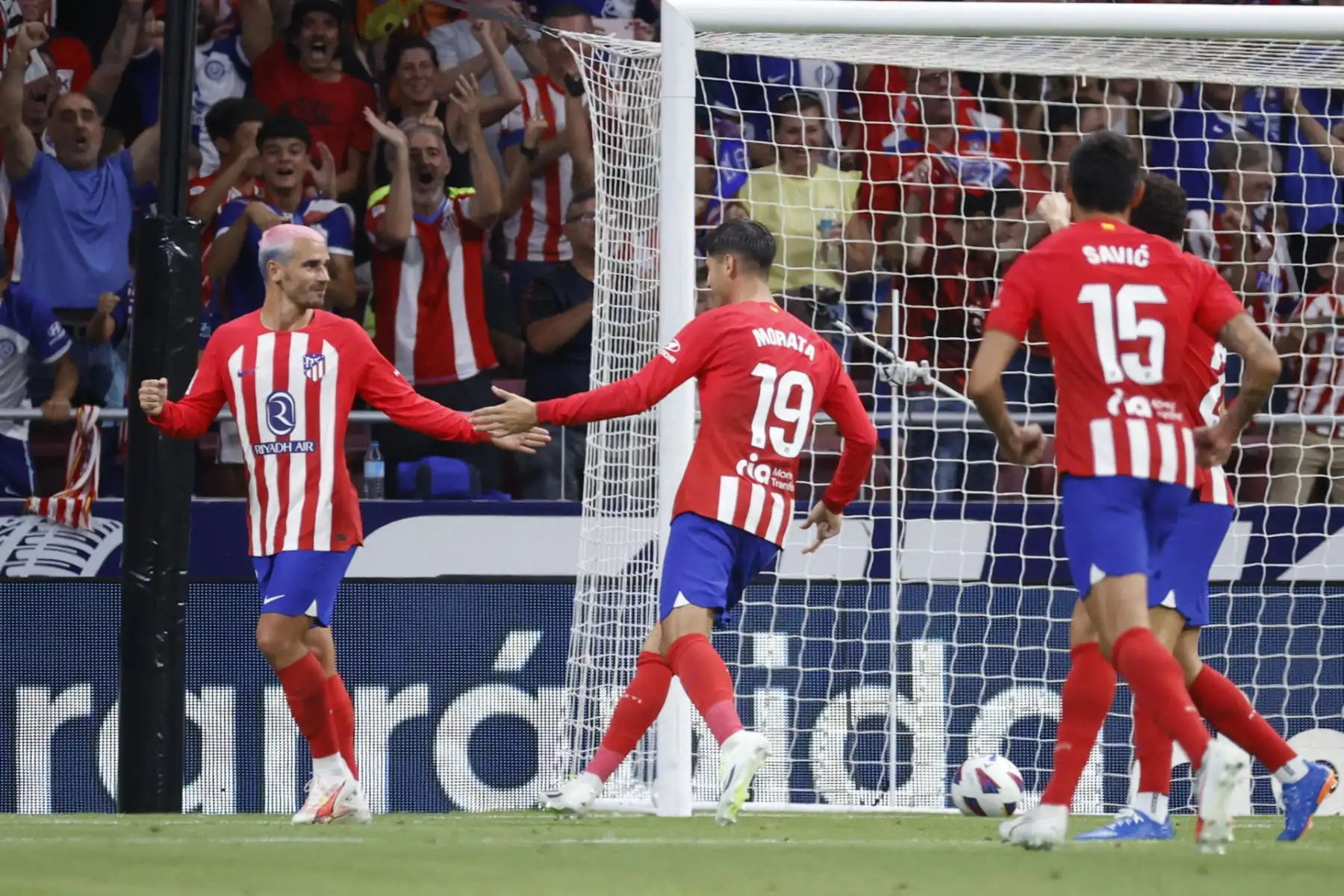 El jugador del Atlético Madrid, Álvaro Morata, anotó el primer gol ante el Granada por La Liga de España, en el estadio Metropolitano de Madrid, finalizando el primer tiempo del partido. Foto: EFE
