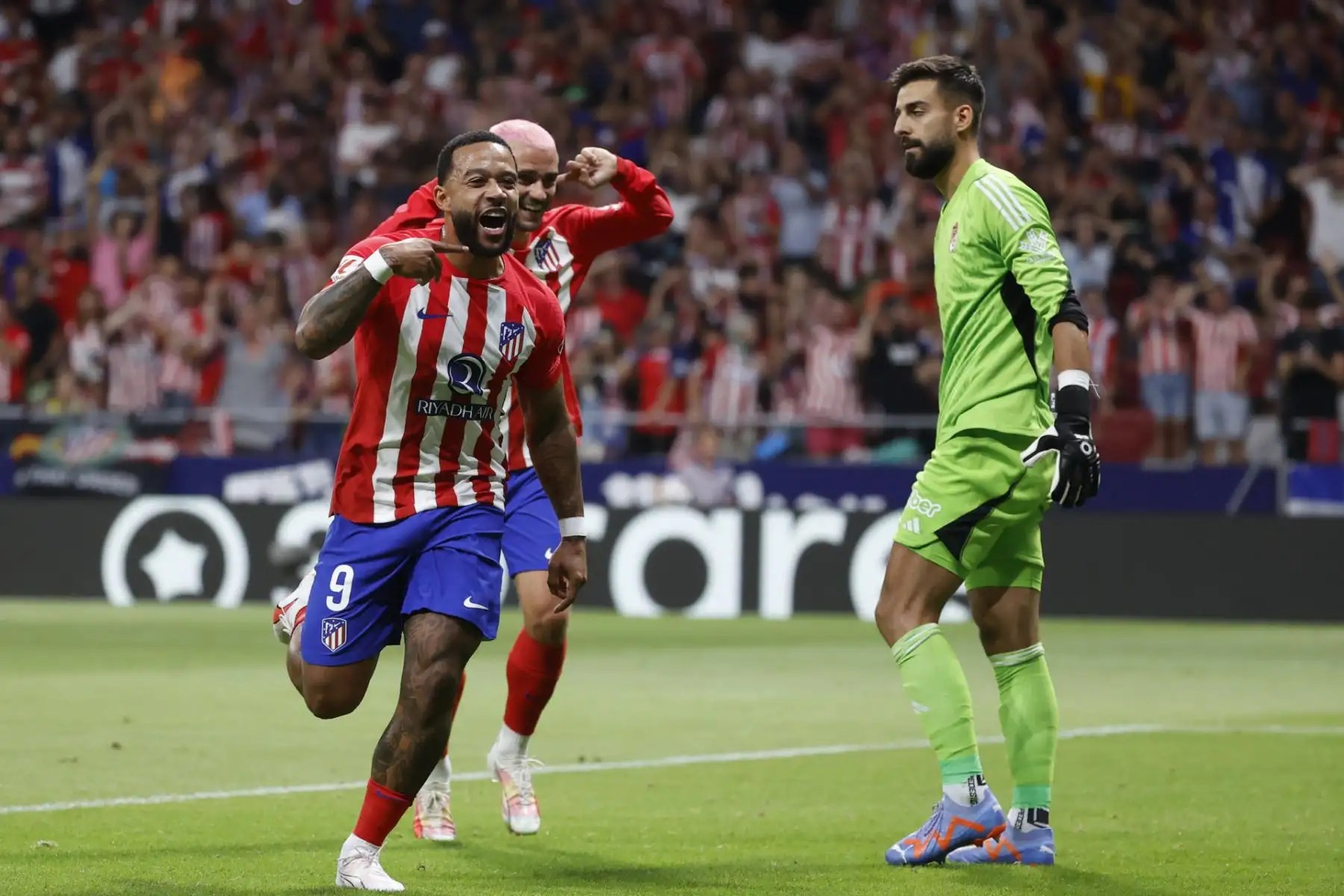 El delantero del Atlético Madrid, Memphis Depay, anotó el segundo gol ante el Granada por La Liga de España, en el estadio Metropolitano de Madrid. Foto: EFE