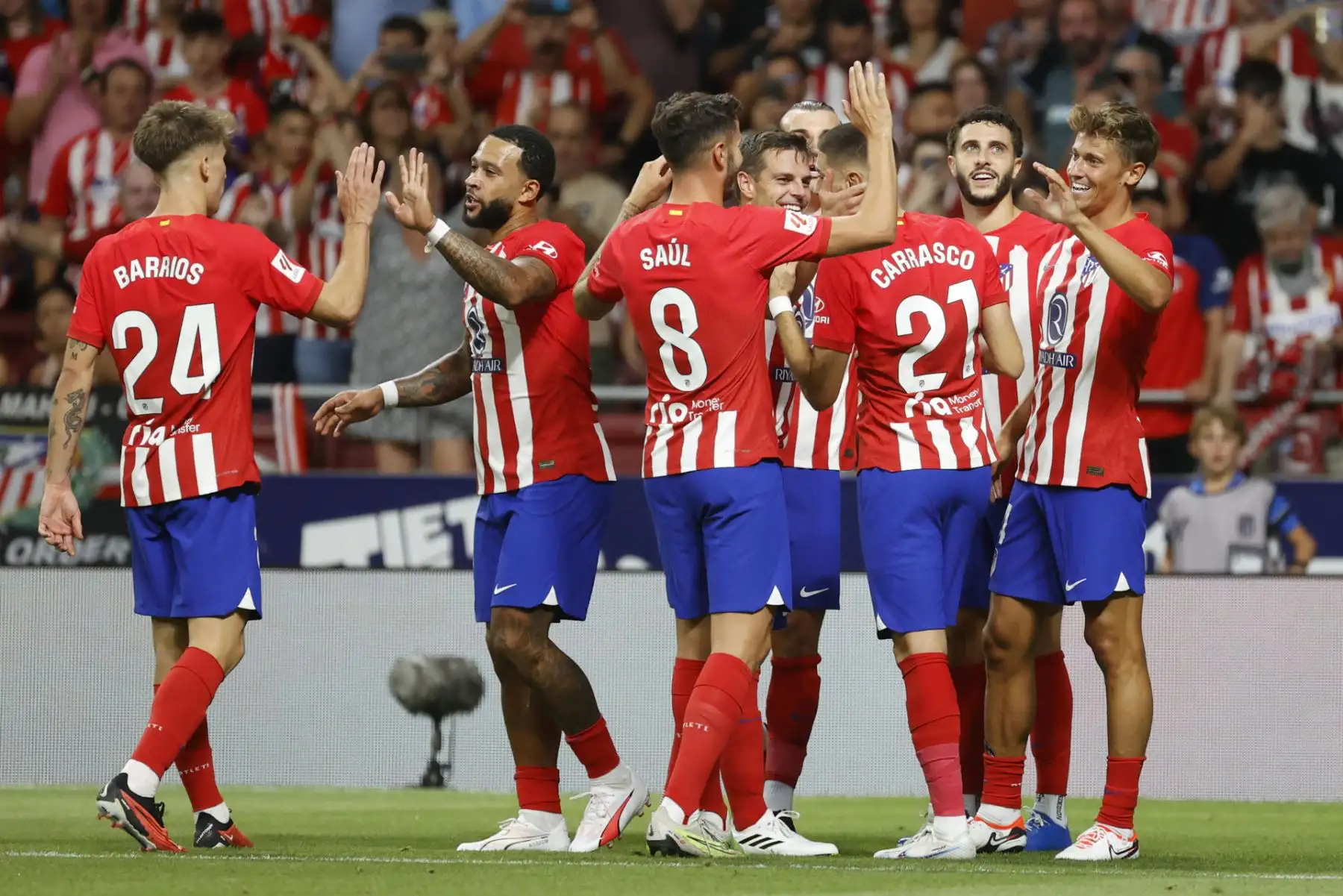Jugadores del Atlético Madrid celebran el tercer gol ante Granada anotado por el centrocampista Marcos Llorente, durante el partido por La Liga de España, en el estadio Metropolitano de Madrid. Foto: EFE