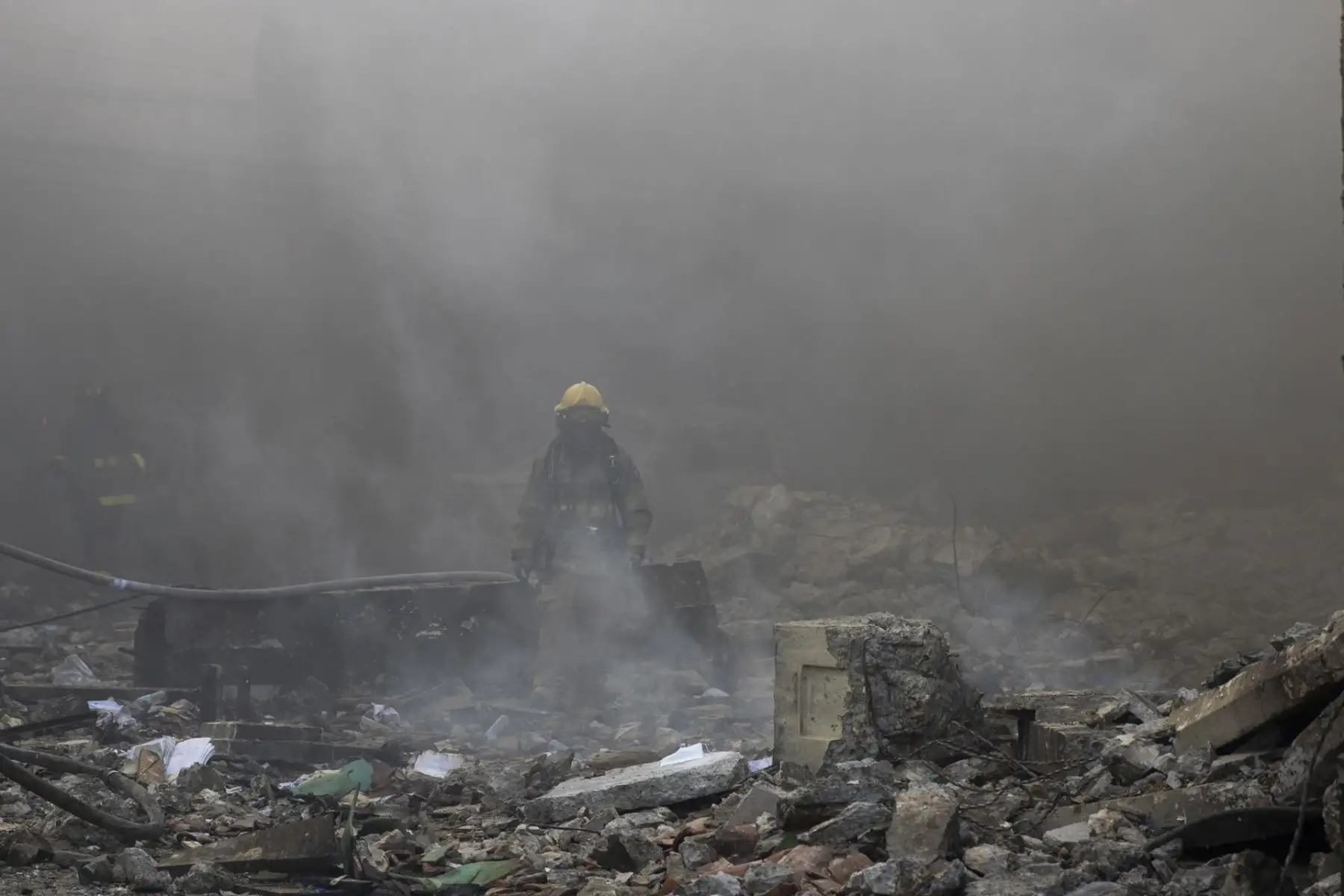 Al menos tres personas murieron y varias resultaron heridas tras una fuerte explosión de origen desconocido y un voraz incendio ocurridos en una zona comercial de San Cristóbal, en República Dominicana. Foto: EFE