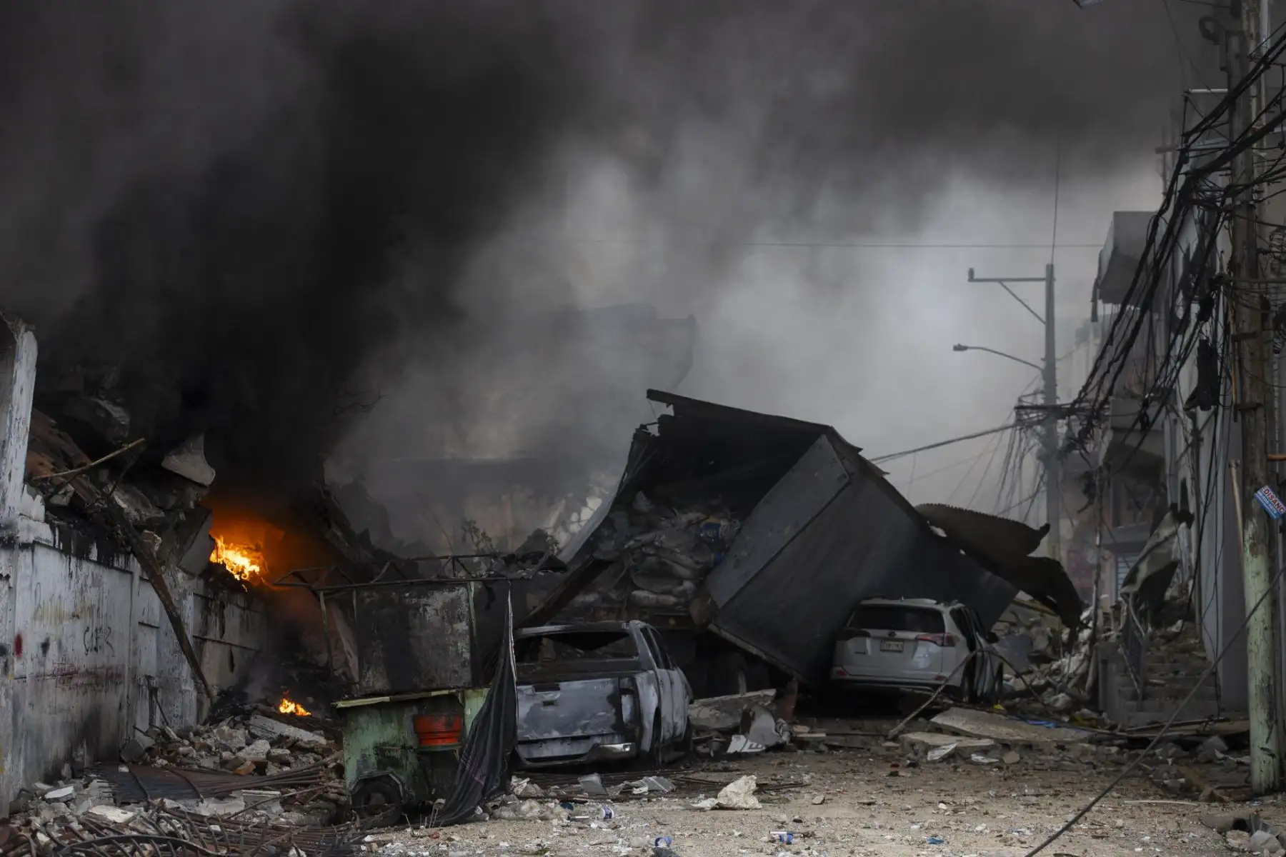 Al menos tres personas murieron y varias resultaron heridas tras una fuerte explosión de origen desconocido y un voraz incendio ocurridos en una zona comercial de San Cristóbal, en República Dominicana. Foto: EFE