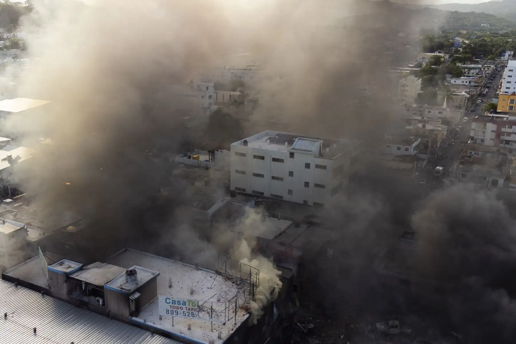 Al menos tres personas murieron y varias resultaron heridas tras una fuerte explosión de origen desconocido y un voraz incendio ocurridos en una zona comercial de San Cristóbal, en República Dominicana. Foto: EFE
