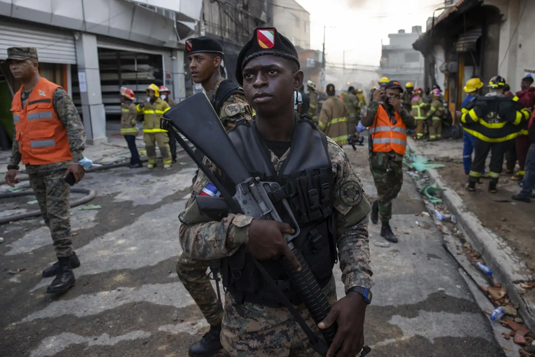 Bomberos y fuerzas del orden dominicanas intentan controlar el incendio provocado por una fuerte explosión de origen desconocido ocurrida en una zona comercial de San Cristóbal, en República Dominicana, donde ya van al menos tres fallecidos y varias personas heridas. Foto: EFE
