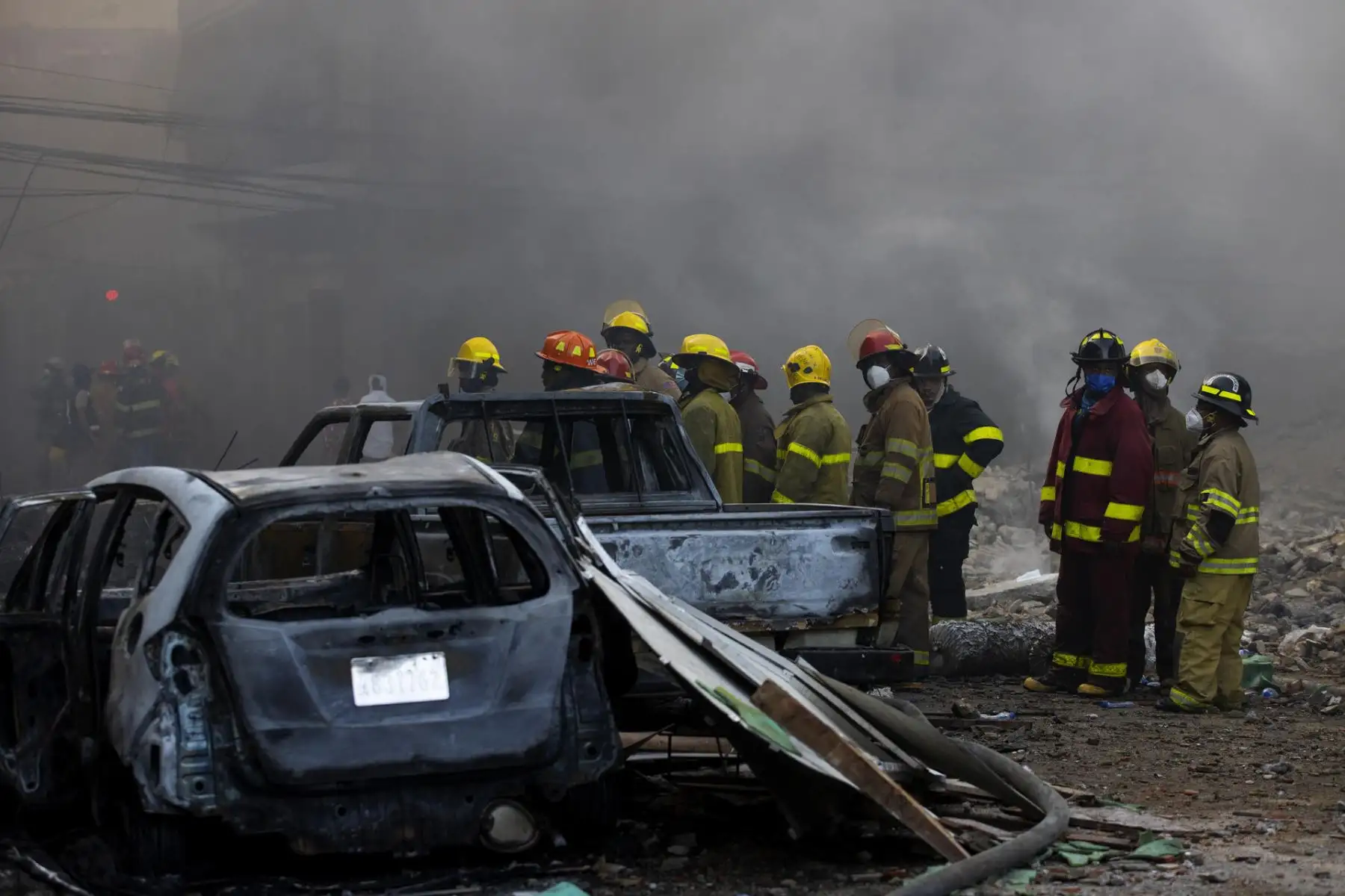 Bomberos intentan controlar el incendio provocado por una fuerte explosión de origen desconocido ocurrida en una zona comercial de San Cristóbal, en República Dominicana, donde ya van al menos tres fallecidos y varias personas heridas. Foto: EFE