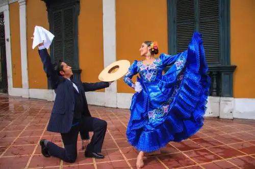 El Ministerio de Cultura gestiona y articula para que, en atención de su rol promotor y de preservación de la expresión cultural, se elabore el expediente de postulación de la Marinera, en sus diversas variedades regionales, y se  presente a la Lista Representativa del Patrimonio Cultural Inmaterial de la Humanidad de la Unesco. ANDINA/Difusión