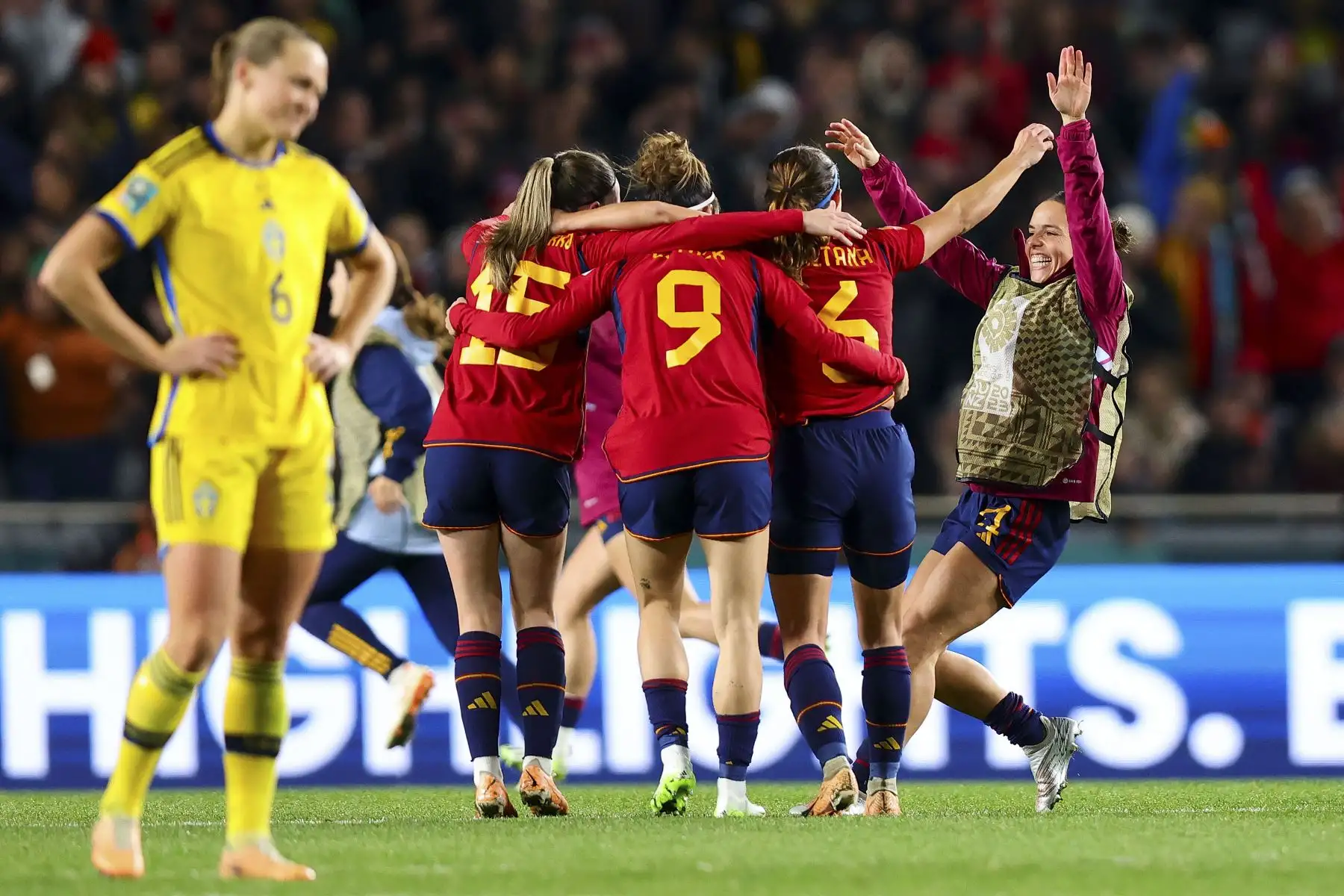 Las jugadoras españolas celebran tras ganar a Suecia en la semifinal del Mundial femenino de fútbol disputado este martes en Auckland (Nueva Zelanda). 
Foto: EFE
