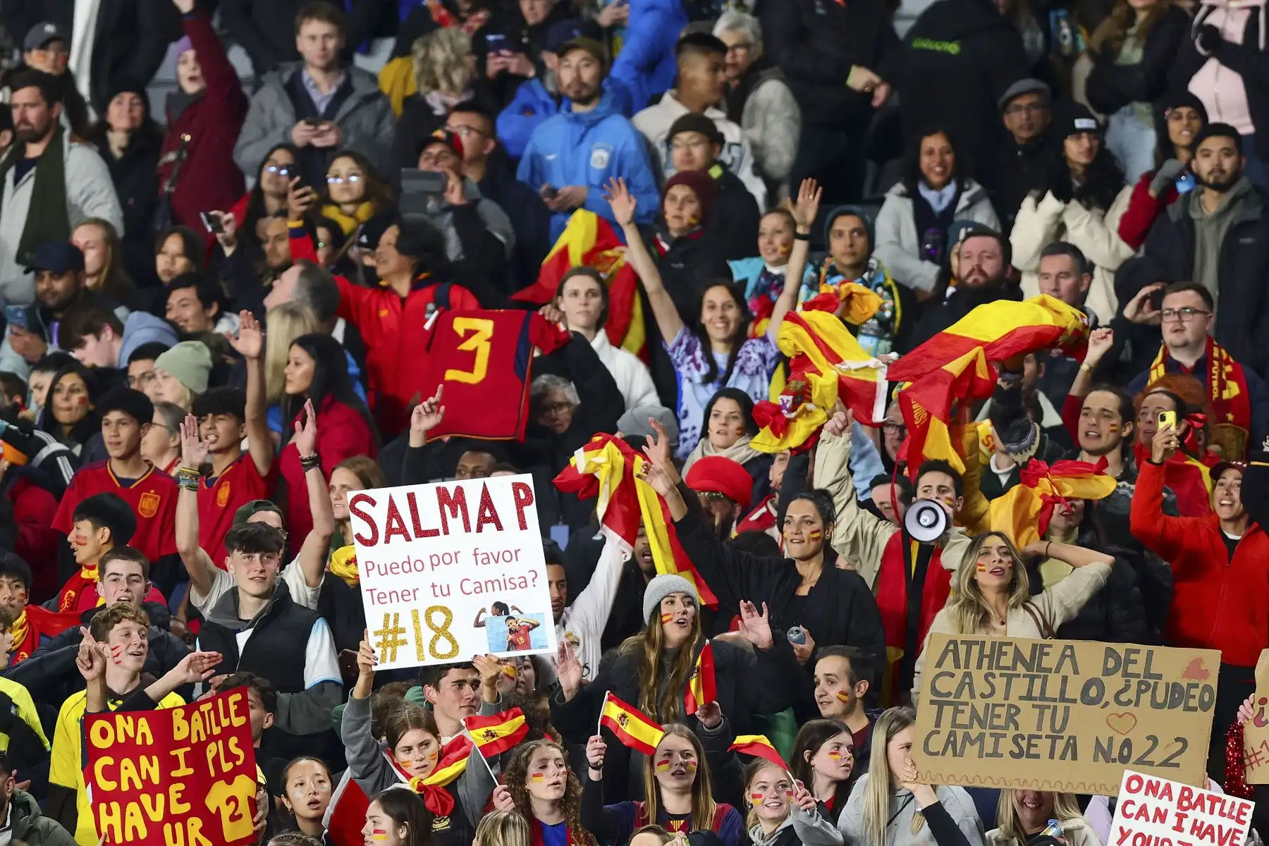 Seguidores de España celebran la victoria del equipo frente a Suecia en la semifinal del Mundial femenino de fútbol disputado este martes en Auckland (Nueva Zelanda).
Foto: EFE
