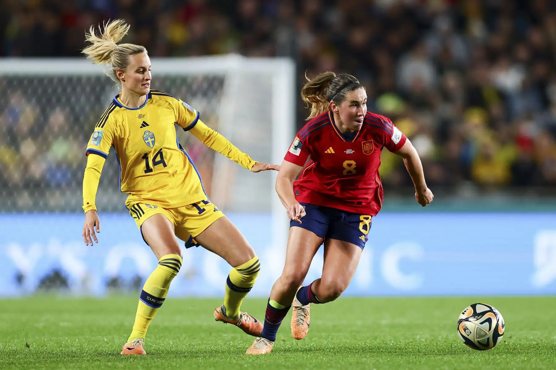 La jugadora española Mariona Caldentey (d) ante la sueca Nathalie Bjorn durante la semifinal del Mundial femenino de fútbol disputado entre España y Suecia este martes en Auckland (Nueva Zelanda).
Foto: EFE