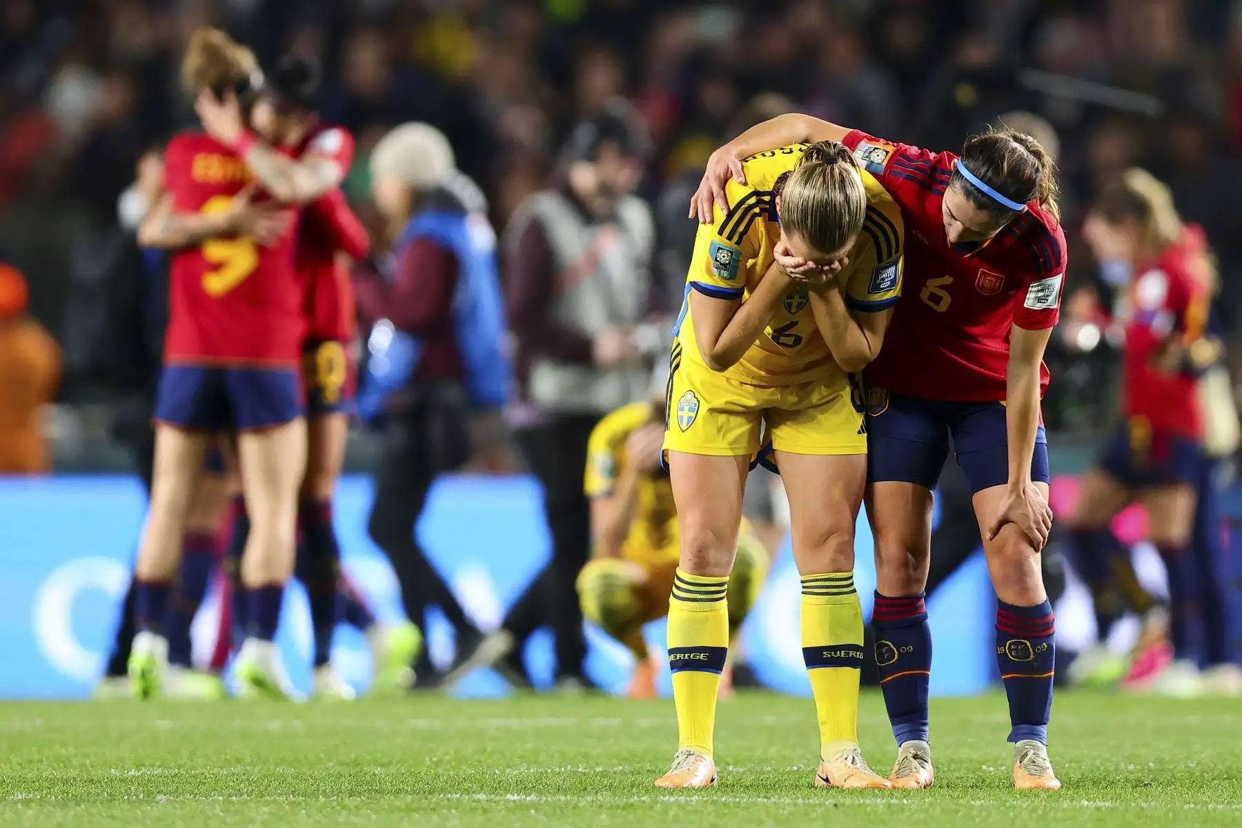 La jugadora española Aitana Bonmatí (d) consuela a la sueca Magdalena Eriksson (2d) tras imponerse España en la semifinal del Mundial femenino de fútbol disputado este martes en Auckland (Nueva Zelanda). 
Foto: EFE