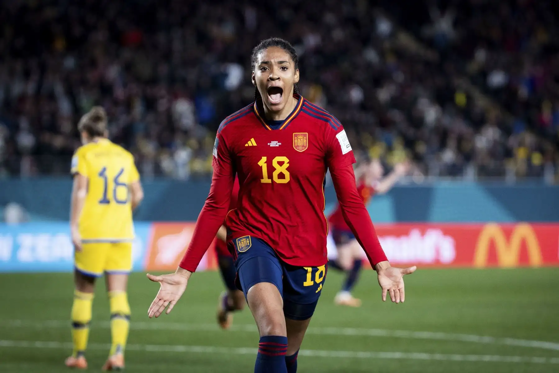 La jugadora española Salma Paralluelo  celebra tras marcarle un gol a Suecia durante la semifinal del Mundial femenino de fútbol disputado entre España y Suecia este martes en Auckland (Nueva Zelanda). 
Foto: EFE