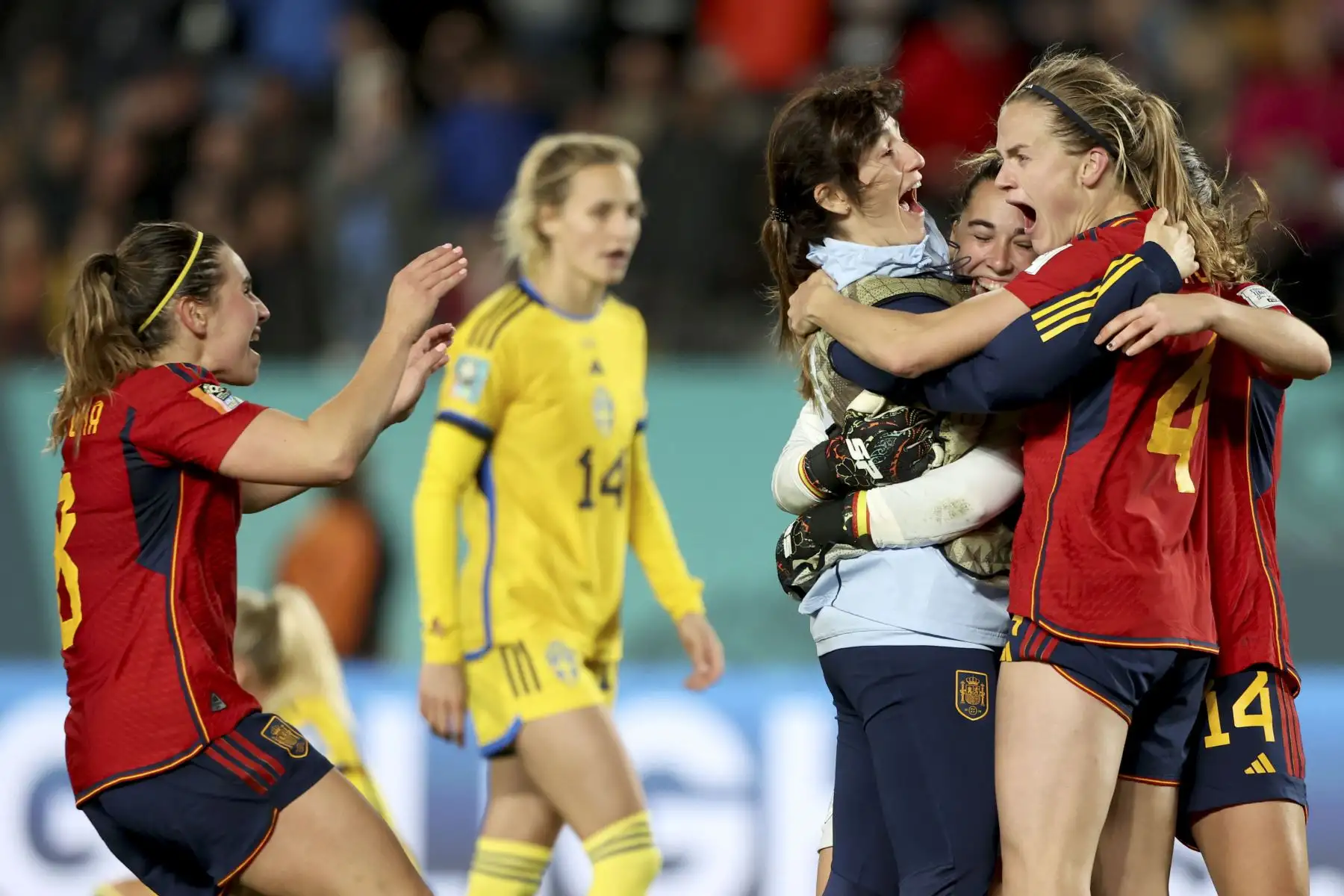 Las jugadoras españolas Irene Paredes  y Mariona Caldentey celebran con el resto del equipo tras ganar a Suecia en la semifinal del Mundial femenino de fútbol disputado este martes en Auckland (Nueva Zelanda).
Foto: EFE