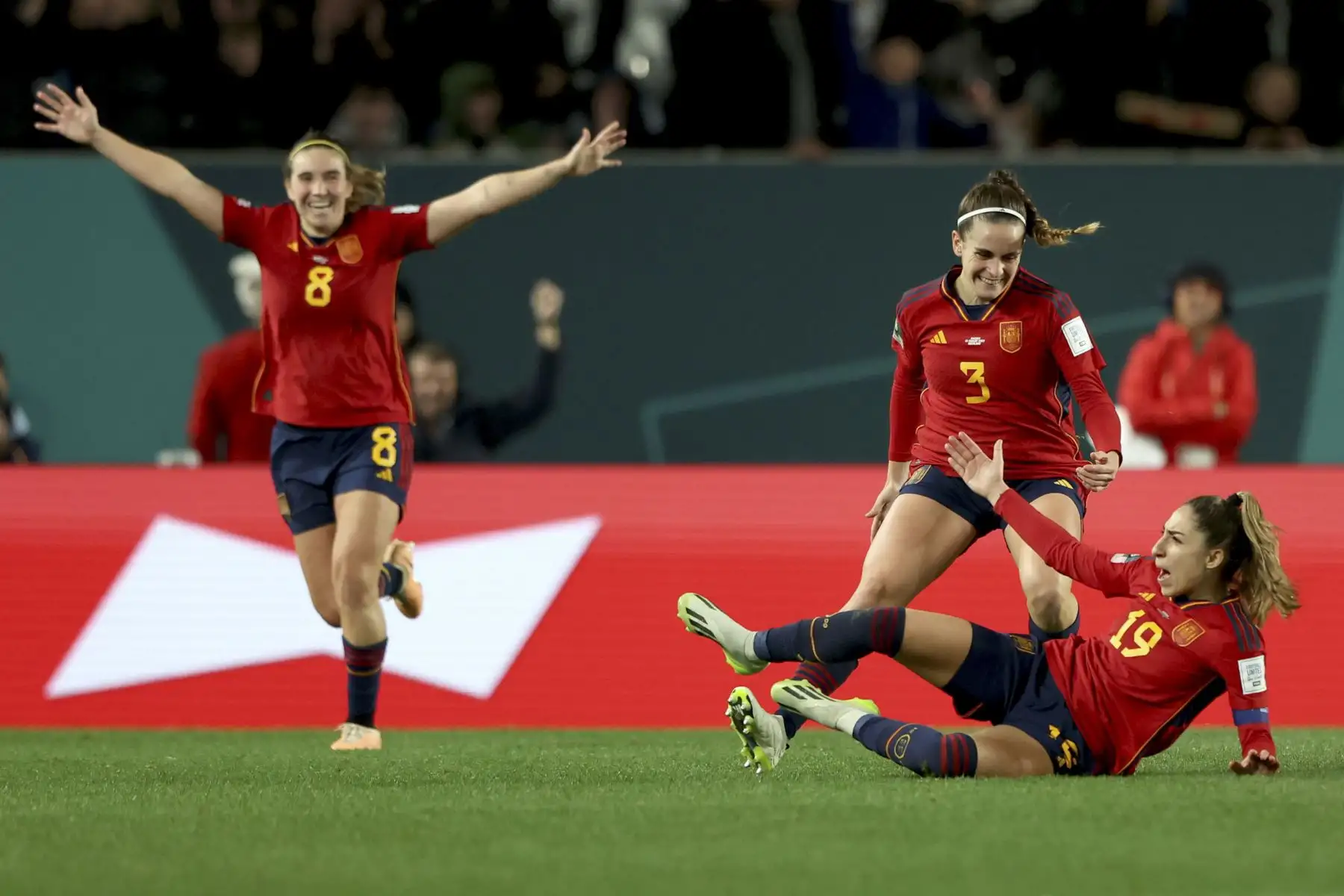 La jugadora española Olga Carmona celebra con Teresa Abelleira  tras ganar a Suecia en la semifinal del Mundial femenino de fútbol disputado este martes en Auckland (Nueva Zelanda). 
Foto: EFE