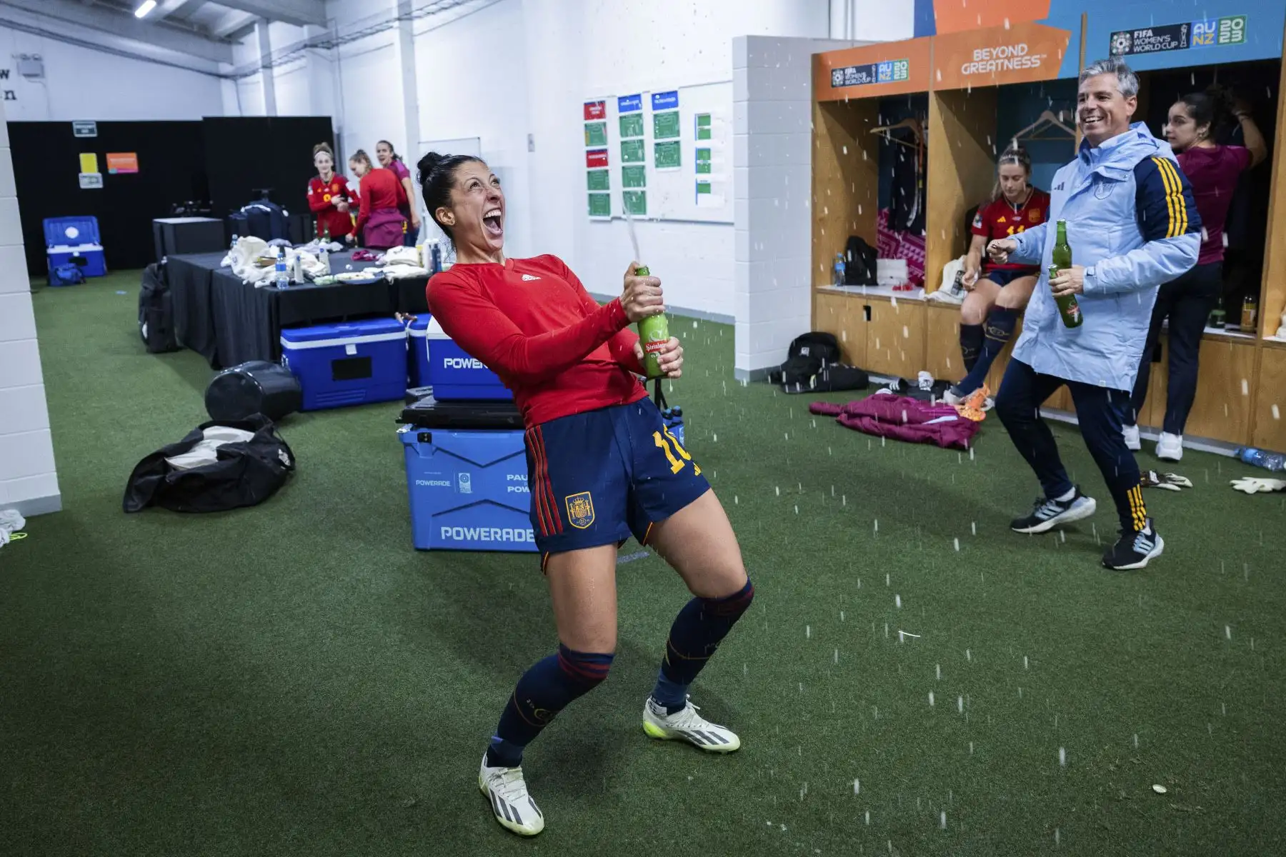 La delantera de la selección española de fútbol femenino Jenni Hermoso celebra en los vestuarios después de que el equipo se impusiera a Suecia en la semifinal del Mundial femenino de fútbol disputada este martes en Auckland (Nueva Zelanda).