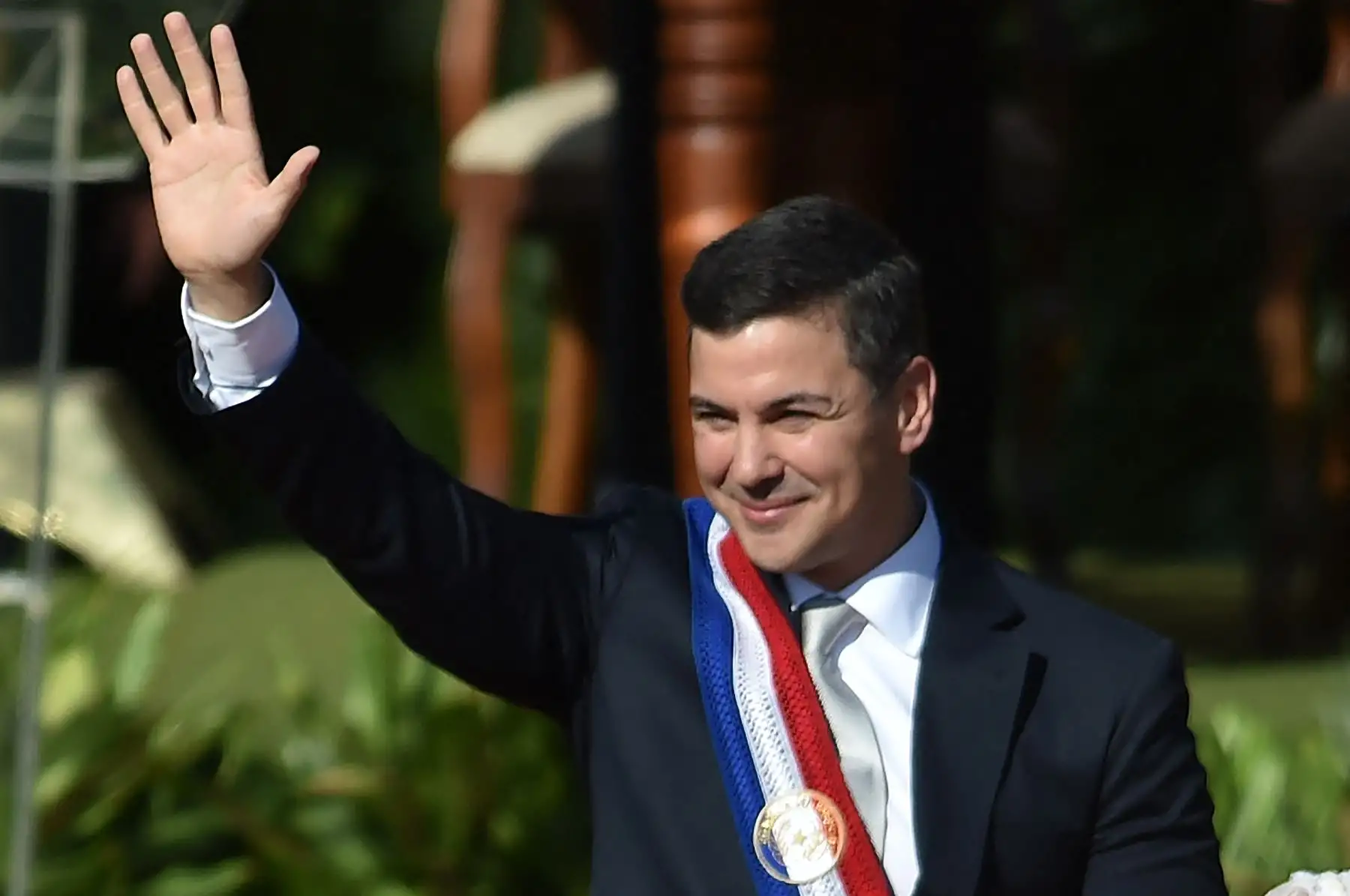 El nuevo presidente de Paraguay, Santiago Peña, saluda durante su toma de posesión en la explanada del Palacio Presidencial López en Asunción el 15 de agosto de 2023.
Foto: AFP