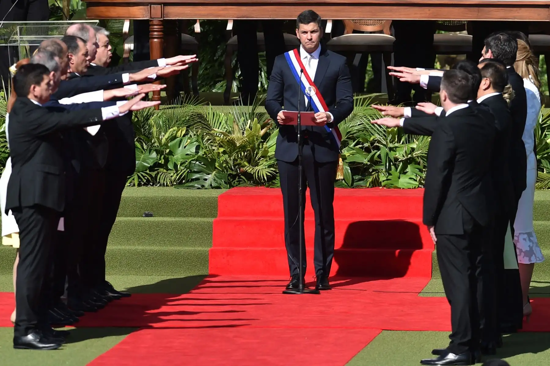 El nuevo presidente de Paraguay, Santiago Peña, juramenta a los ministros de su gabinete durante su toma de posesión en la explanada del Palacio Presidencial López en Asunción el 15 de agosto de 2023.