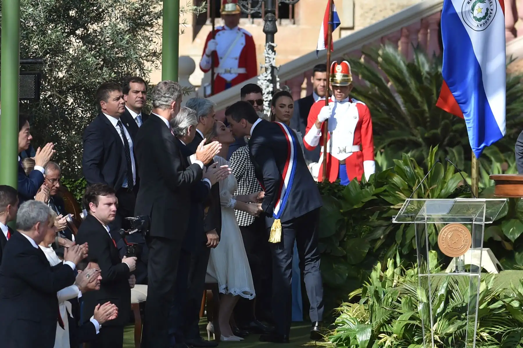El nuevo presidente de Paraguay, Santiago Peña, besa a su esposa, la primera dama Leticia Ocampos, durante su toma de posesión en la explanada del Palacio Presidencial López en Asunción el 15 de agosto de 2023.