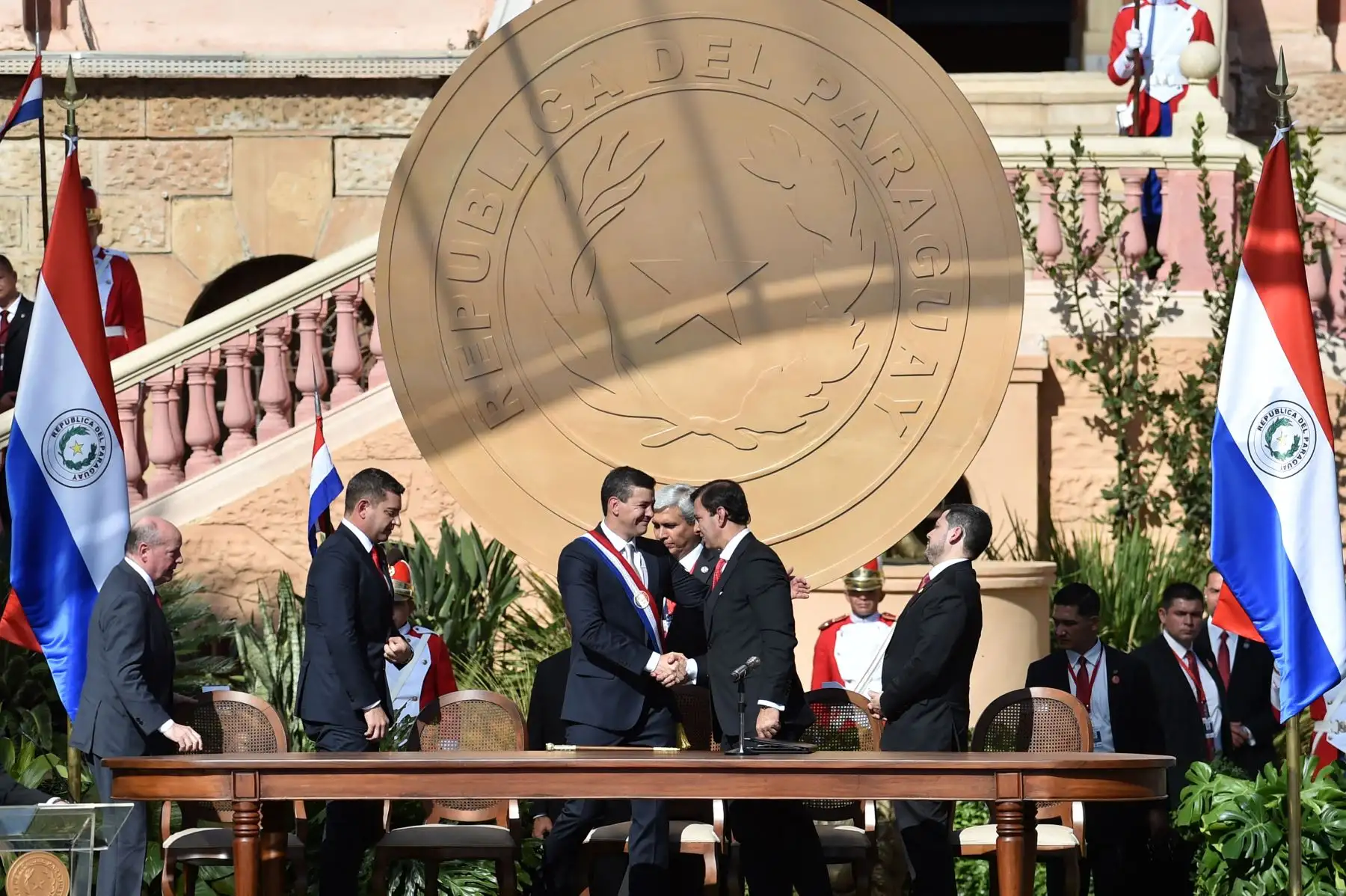 El nuevo presidente de Paraguay, Santiago Peña, le da la mano al presidente del Senado, Silvio Ovelar, durante su toma de posesión en la explanada del Palacio Presidencial López en Asunción el 15 de agosto de 2023.
Foto: AFP