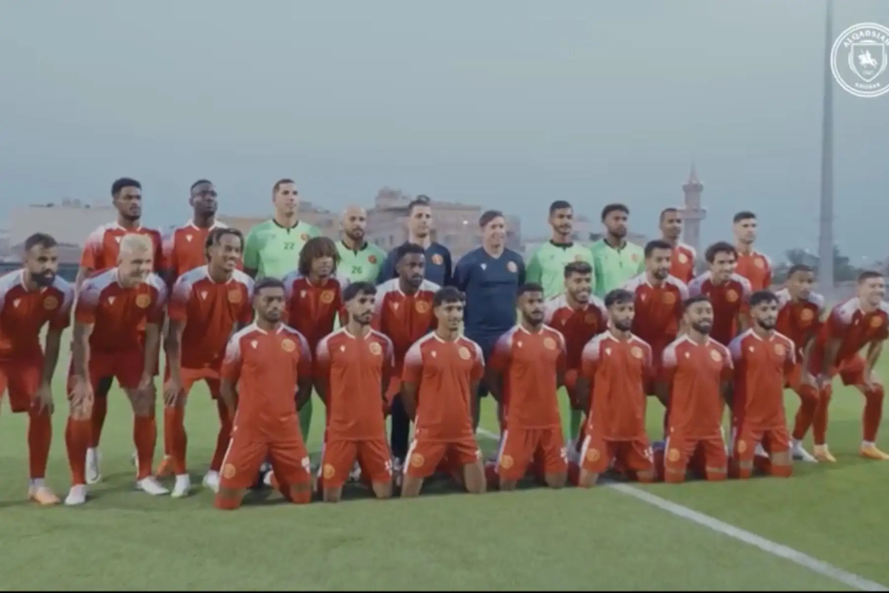 Luego de ser recibido en el Al Qadisiya, de la Segunda División, como una de sus principales estrellas, André Carrillo hará hoy su debut con esa camiseta y lo hará contra su compatriota Christofer Gonzáles, con quien lidiará el primer clásico entre peruanos en la Segunda División del fútbol de Arabia Saudita.
Foto: Twitter André Carrillo