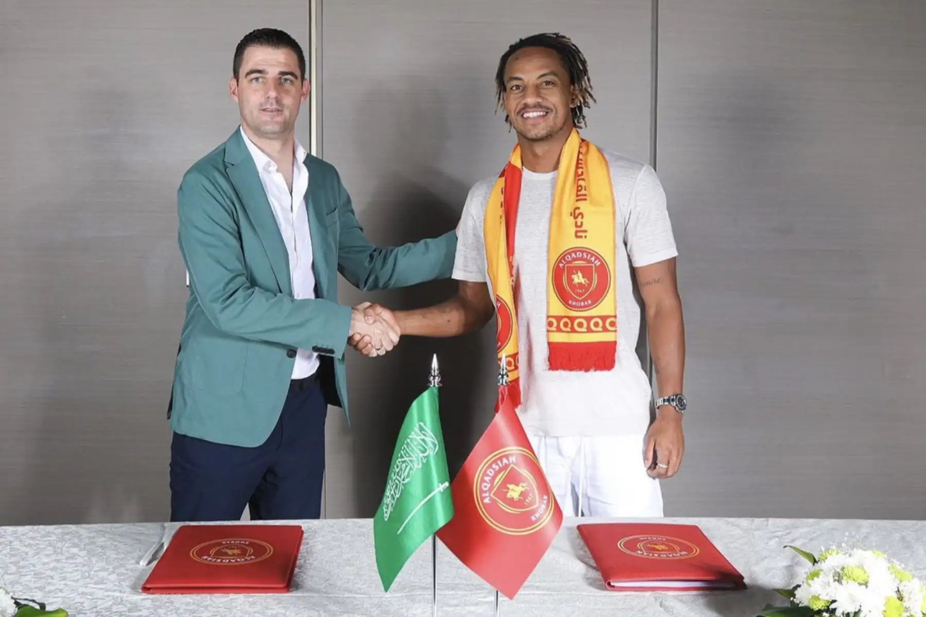 Luego de ser recibido en el Al Qadisiya, de la Segunda División, como una de sus principales estrellas, André Carrillo hará hoy su debut con esa camiseta y lo hará contra su compatriota Christofer Gonzáles, con quien lidiará el primer clásico entre peruanos en la Segunda División del fútbol de Arabia Saudita.
Foto: Twitter André Carrillo
