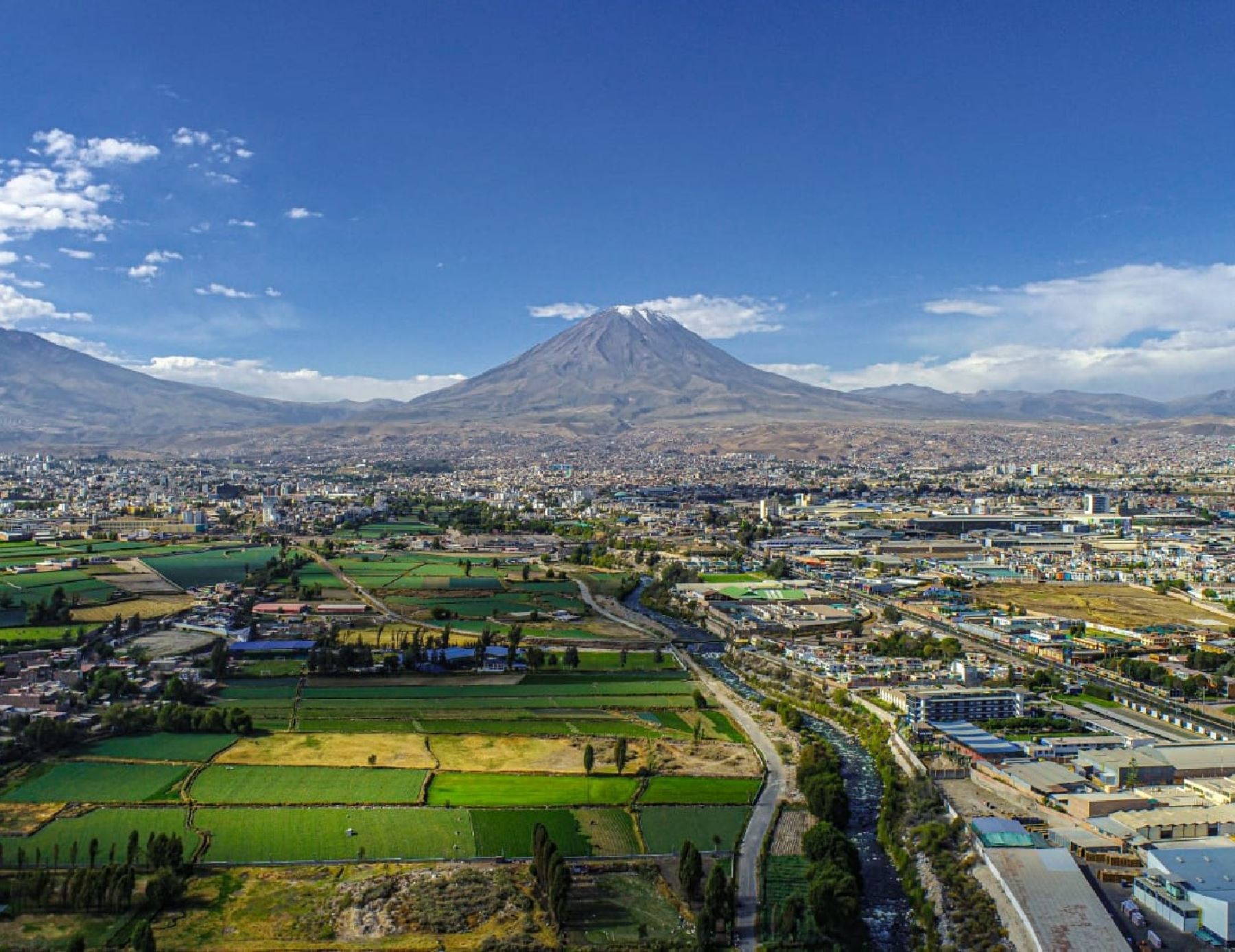 El volcán Misti es uno de los emblemas de la ciudad de Arequipa que hoy celebra su 483 aniversario de fundación española.