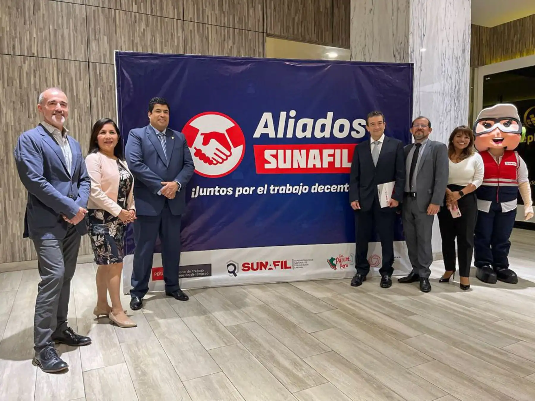 El titular del ministerio de Trabajo y Promoción del Empleo, Fernando Varela, lideró el lanzamiento de la red Aliados Sunafil: Juntos por el trabajo decente, una iniciativa estratégica que busca difundir y promover el cumplimiento de los derechos y obligaciones sociolaborales y de la seguridad y salud en el trabajo.
Foto: ANDINA / MINTRA