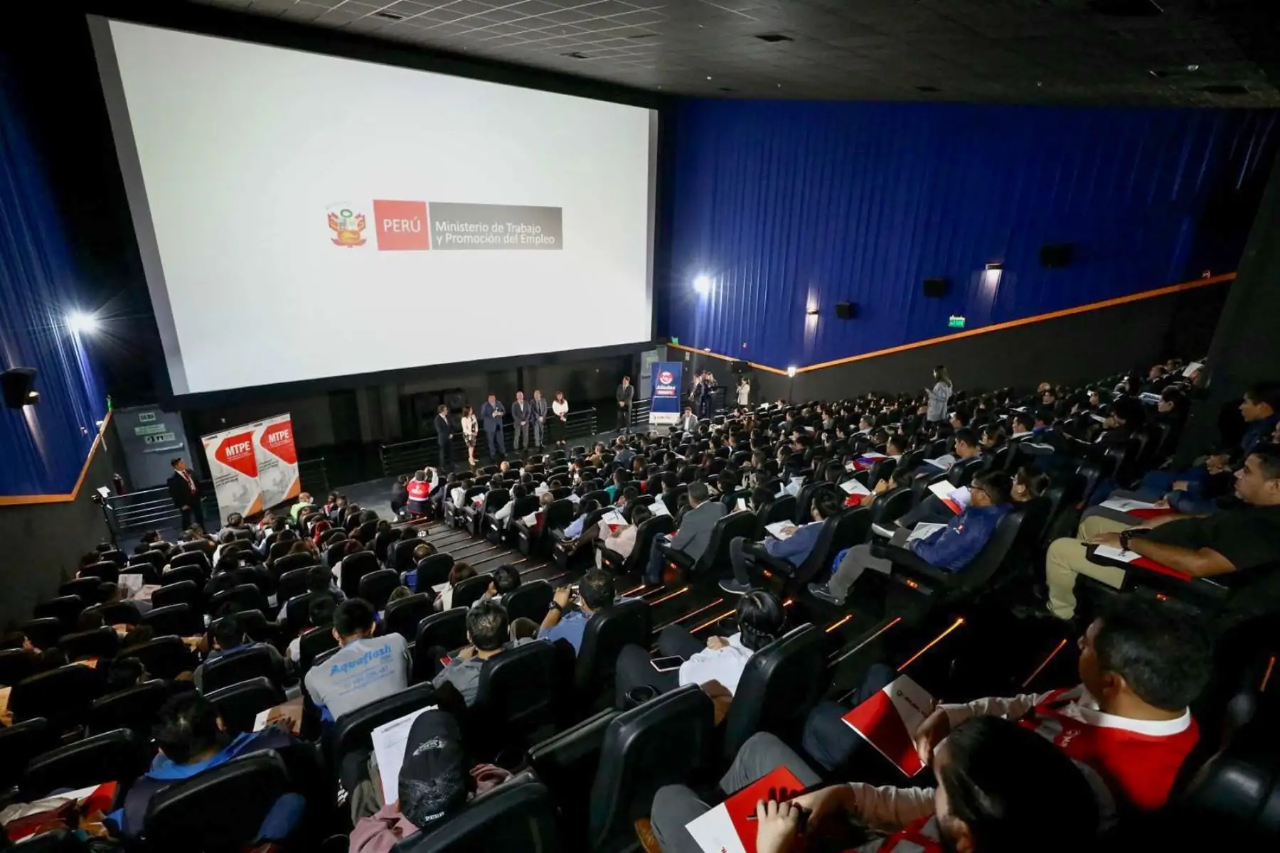 También participaron la Superintendenta Nacional de Sunafil, Flor Cruz Rodríguez y el gerente general de Cineplanet, Fernando Soriano, cadena de cines donde se realizará la proyección de videos, sobre el ordenamiento sociolaboral y seguridad y salud en el trabajo, en todo el Perú.
Foto: ANDINA / MINTRA