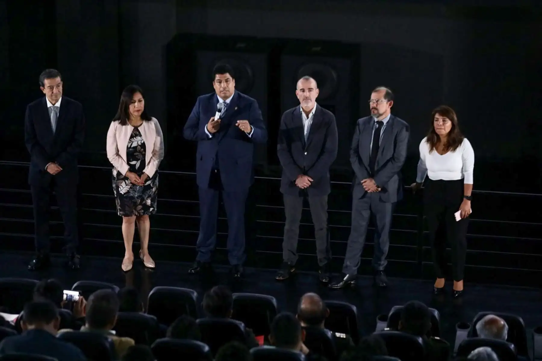 También participaron la Superintendenta Nacional de Sunafil, Flor Cruz Rodríguez y el gerente general de Cineplanet, Fernando Soriano, cadena de cines donde se realizará la proyección de videos, sobre el ordenamiento sociolaboral y seguridad y salud en el trabajo, en todo el Perú.
Foto: ANDINA / MINTRA